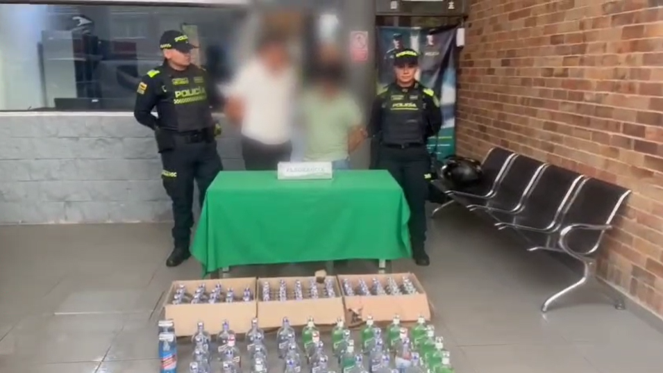 Capturan a dos hombres en Engativá con 197 botellas de licor adulterado