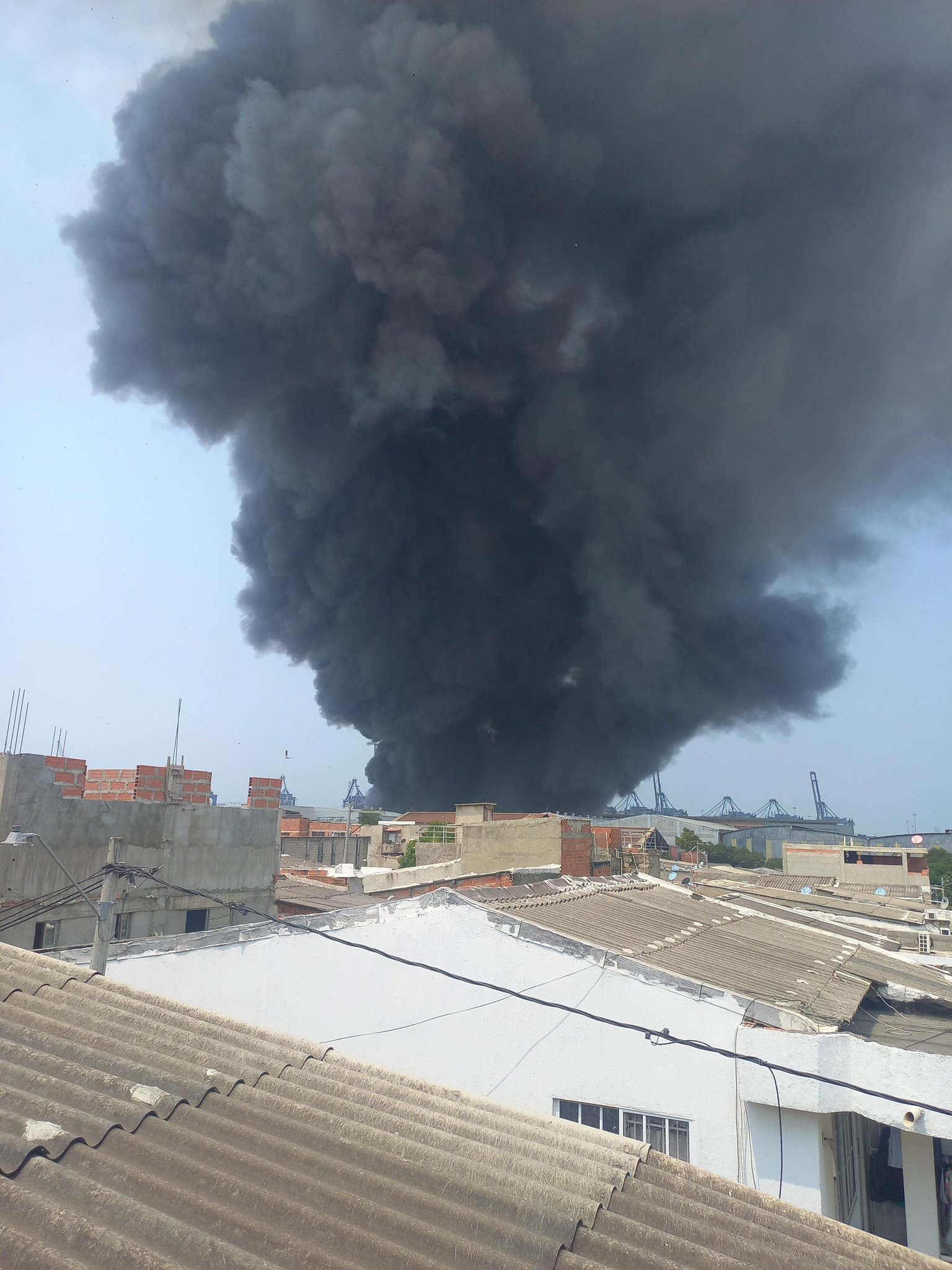 Explosión en bodega de Cartagena. /Twitter @tejadol