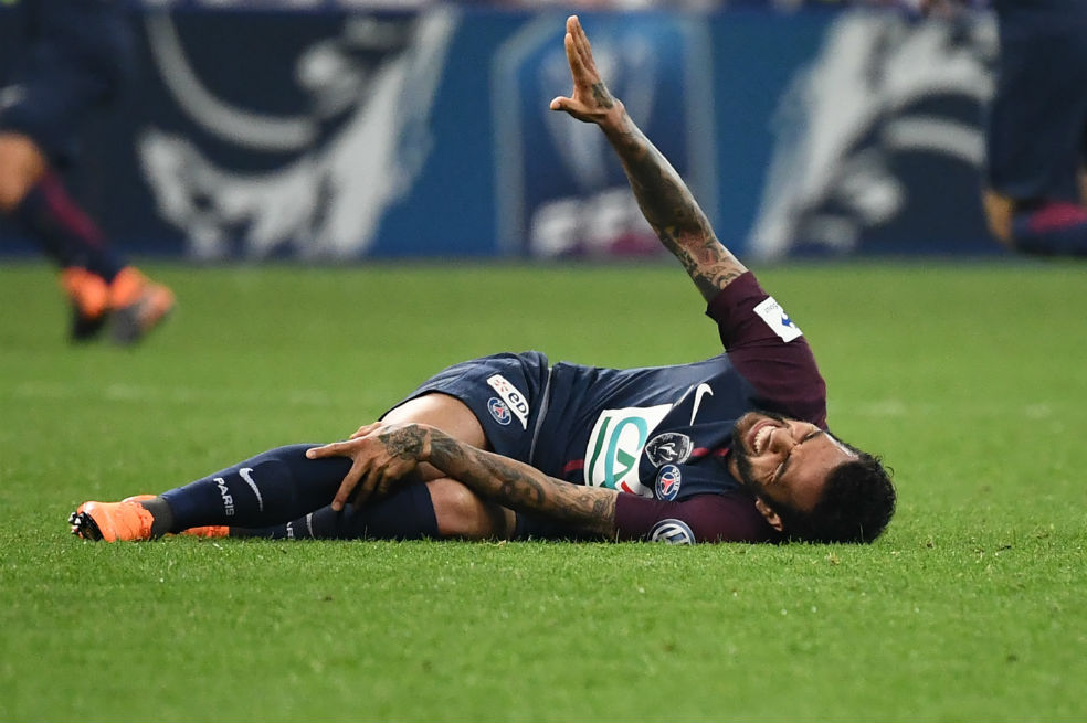 Dani Alves lesionado, preocupación en Brasil para el Mundial