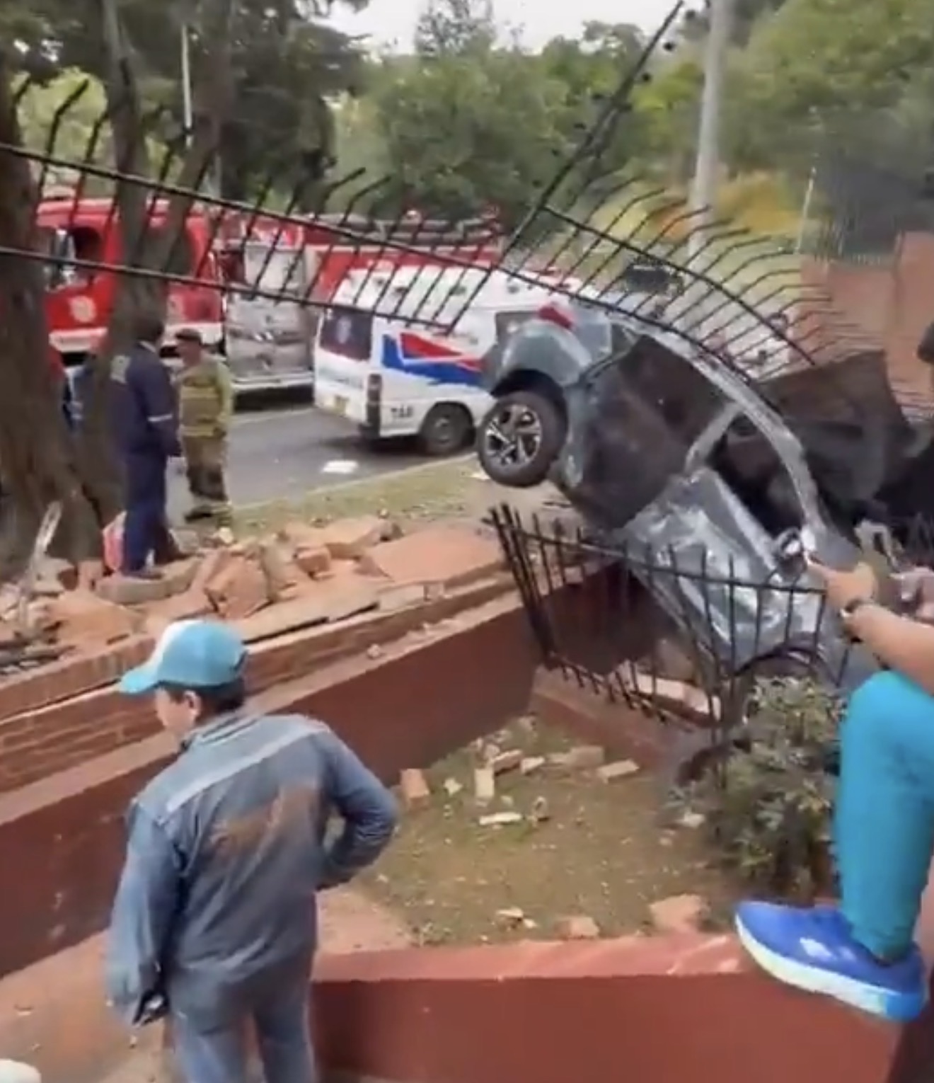 Adulta mayor perdió el control de su carro y chocó contra un muro en el norte de Bogotá