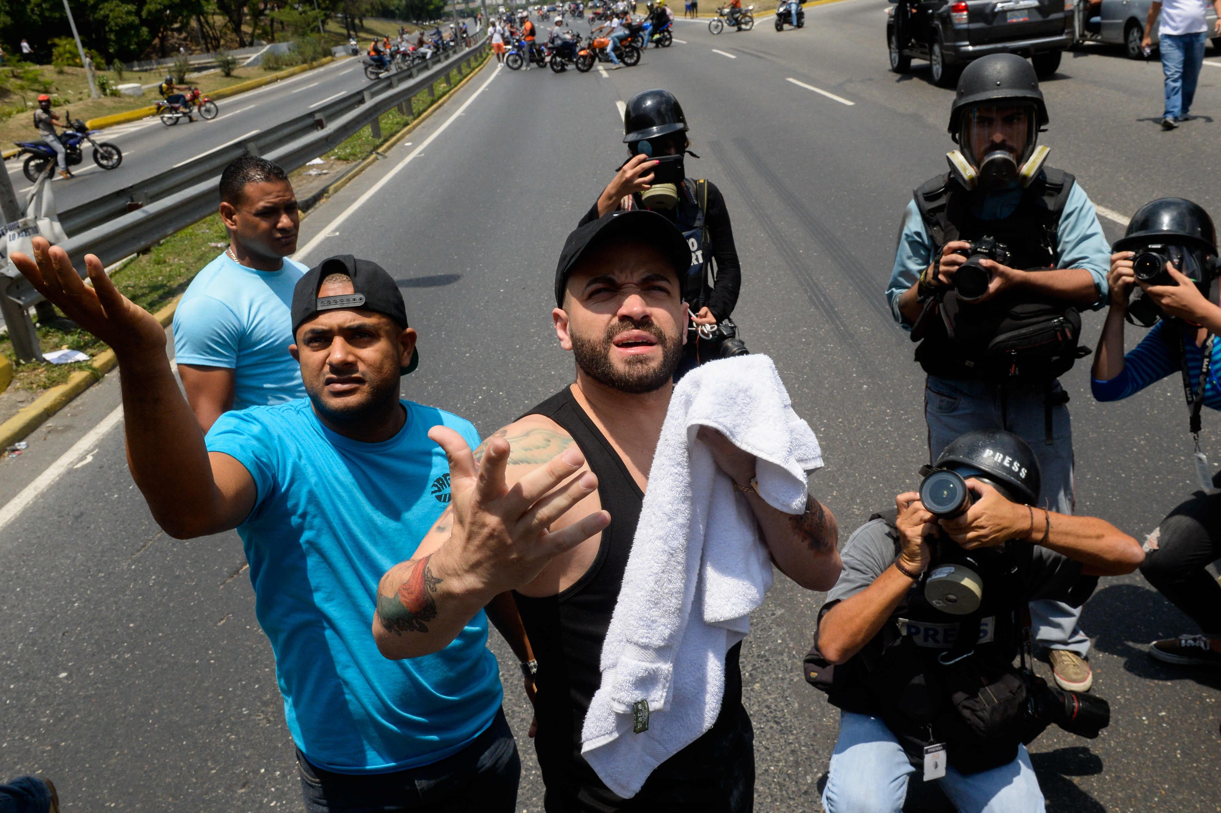 «Venía caminando y me lanzaron bombas lacrimógenas»: cantante venezolano Nacho