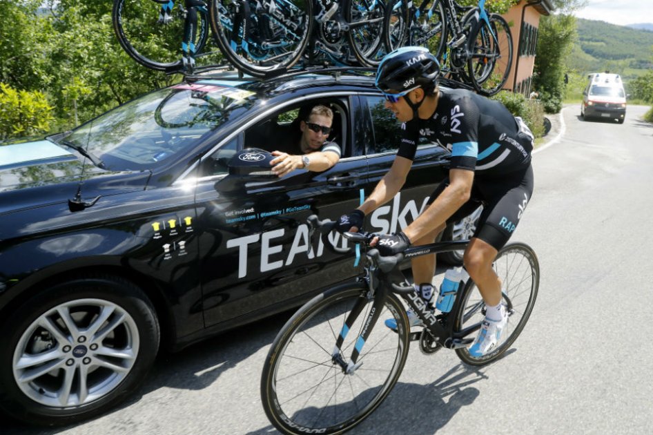 Mikel Landa junto con el director deportivo del Sky. Foto: AFP