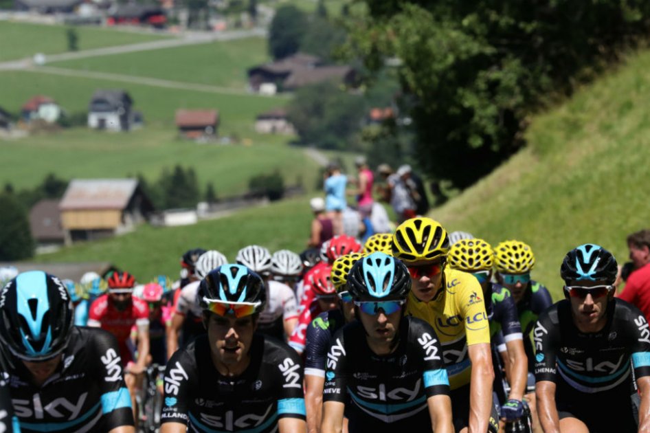 En una gran vuelta los equipos ya no contarán con nueve corredores. Foto: AFP