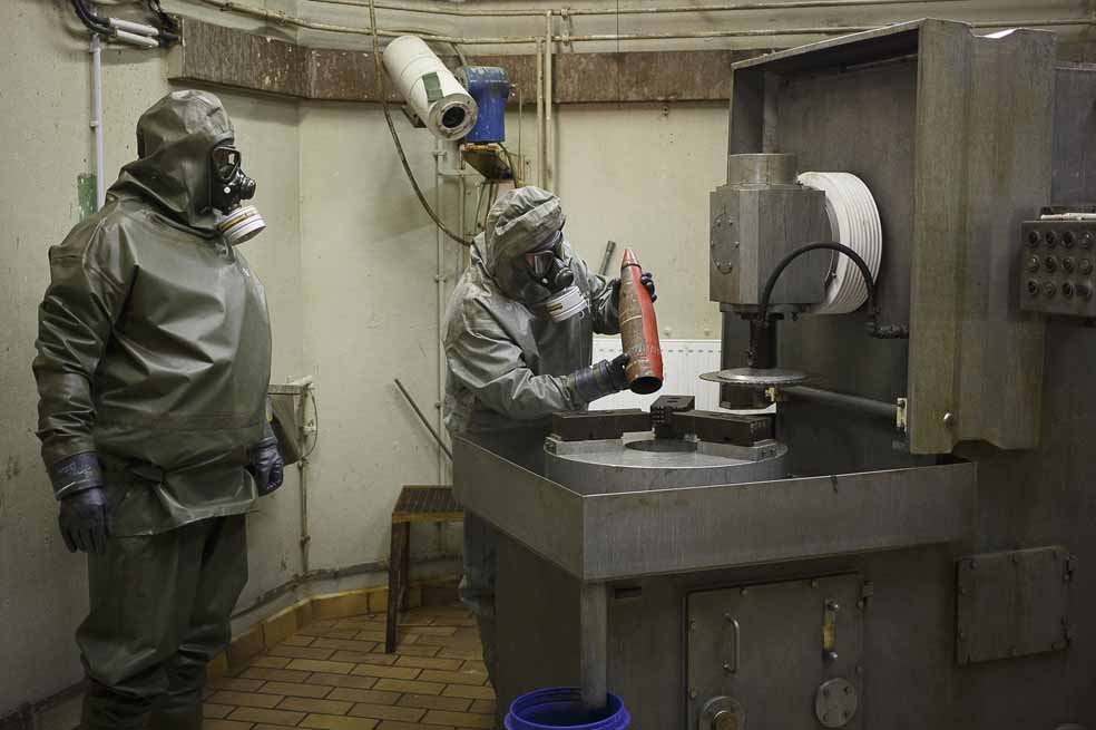 Una demostración del desmantelamiento de armas químicas, realizada en un laboratorio de la Organización para la Prohibición de las Armas Químicas en Alemania. / AFP