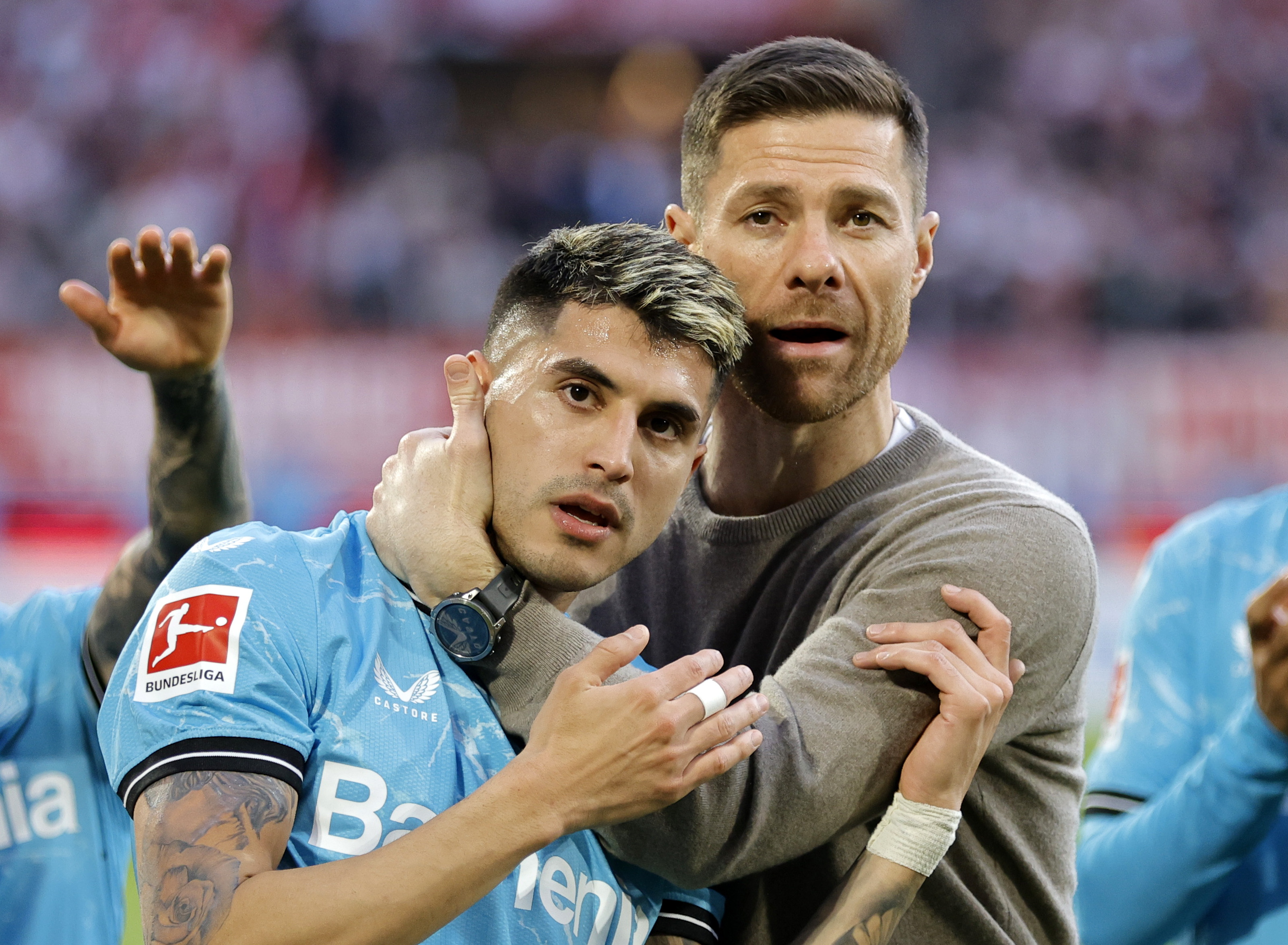 Cologne (Germany), 03/03/2024.- Leverkusen's head coach Xabi Alonso (R) and Josip Stanisic celebrate after the German Bundesliga soccer match between 1. FC Cologne and Bayer 04 Leverkusen in Cologne, Germany, 03 March 2024. (Alemania, Colonia) EFE/EPA/RONALD WITTEK CONDITIONS - ATTENTION: The DFL regulations prohibit any use of photographs as image sequences and/or quasi-video.