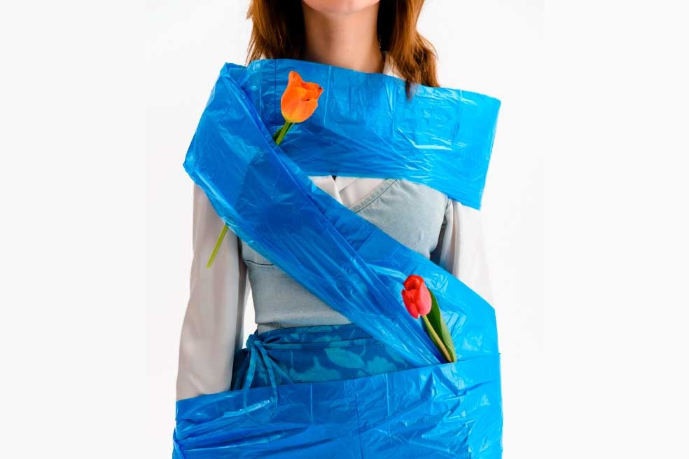 Balenciaga presentó una “lujosa” bolsa de basura de más de 5 millones de pesos