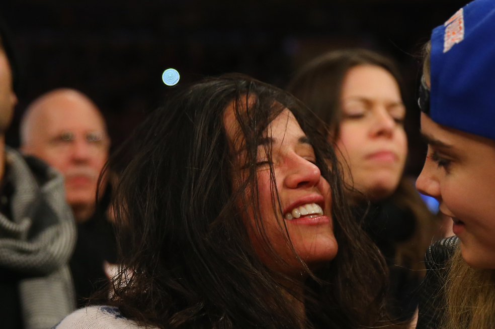 Michelle Rodríguez y Cara Delevingne, muy cariñosas durante juego de la NBA