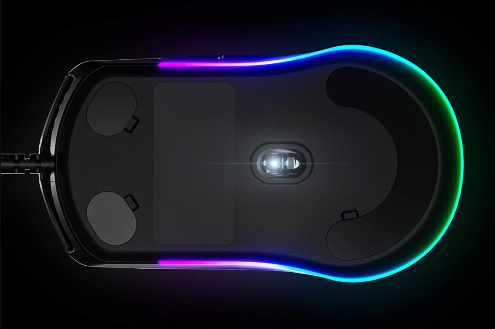 Este mouse utiliza una luz LED en la parte inferior para detectar el movimiento del equipo.