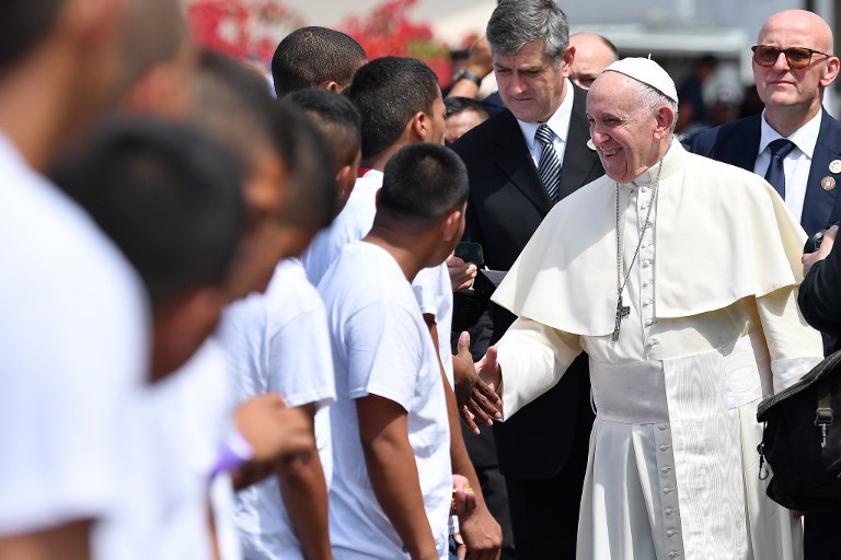 El papa Francisco saluda a un grupo de jóvenes panameños durante su visita al país centroamericano este viernes 25 de enero.  / AFP
