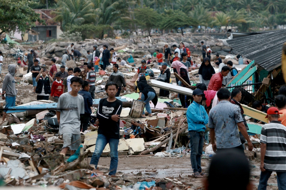La lluvia que azota la región, unida al fuerte oleaje y la marea alta dificulta aún más las tareas de búsqueda y rescate.  / AFP