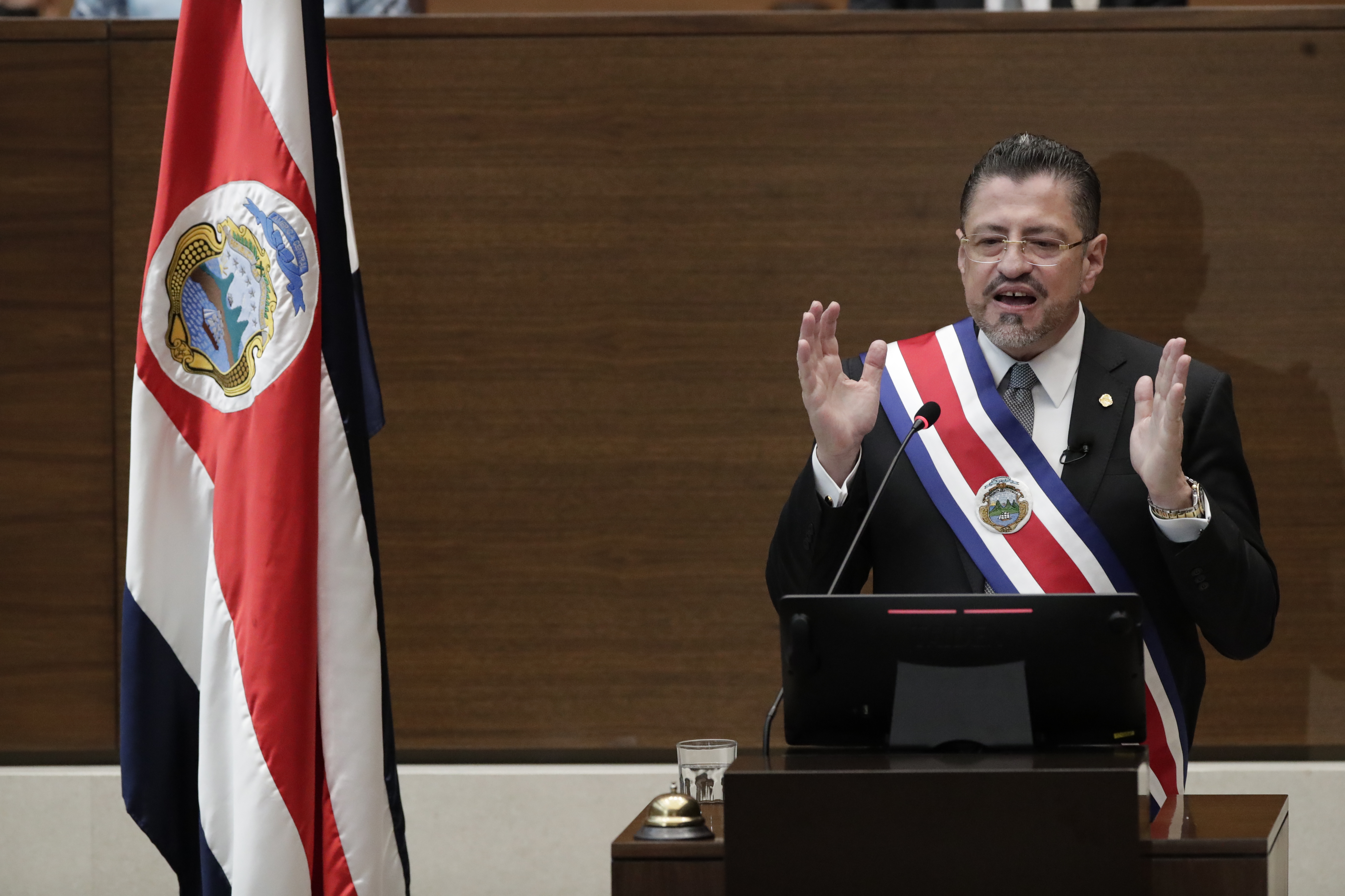 AME7732. SAN JOSÉ (COSTA RICA), 08/05/2022.- El nuevo presidente de Costa Rica Rodrigo Chaves, habla durante su primer discurso presidencial hoy en el parlamento en San José (Costa Rica). El nuevo presidente de Costa Rica, Rodrigo Chaves, afirmó este domingo en su discurso de investidura que su Gobierno está llamado a "realizar un cambio histórico" y señaló una serie de desafíos que enfrenta su país como la pobreza y el desempleo. EFE/Bienvenido Velasco