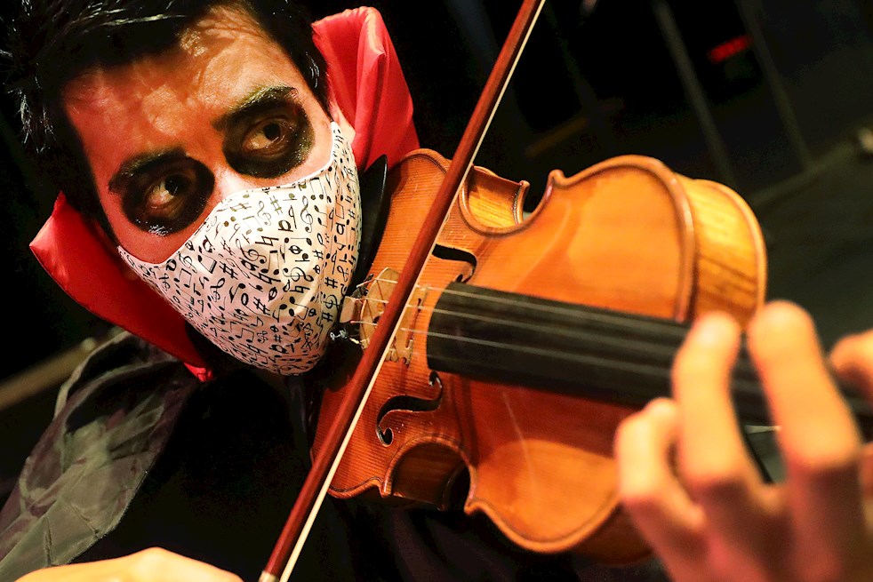 Músicos de la Orquesta Filarmónica de Bogotá disfrazados para conmemorar el día de Halloween.