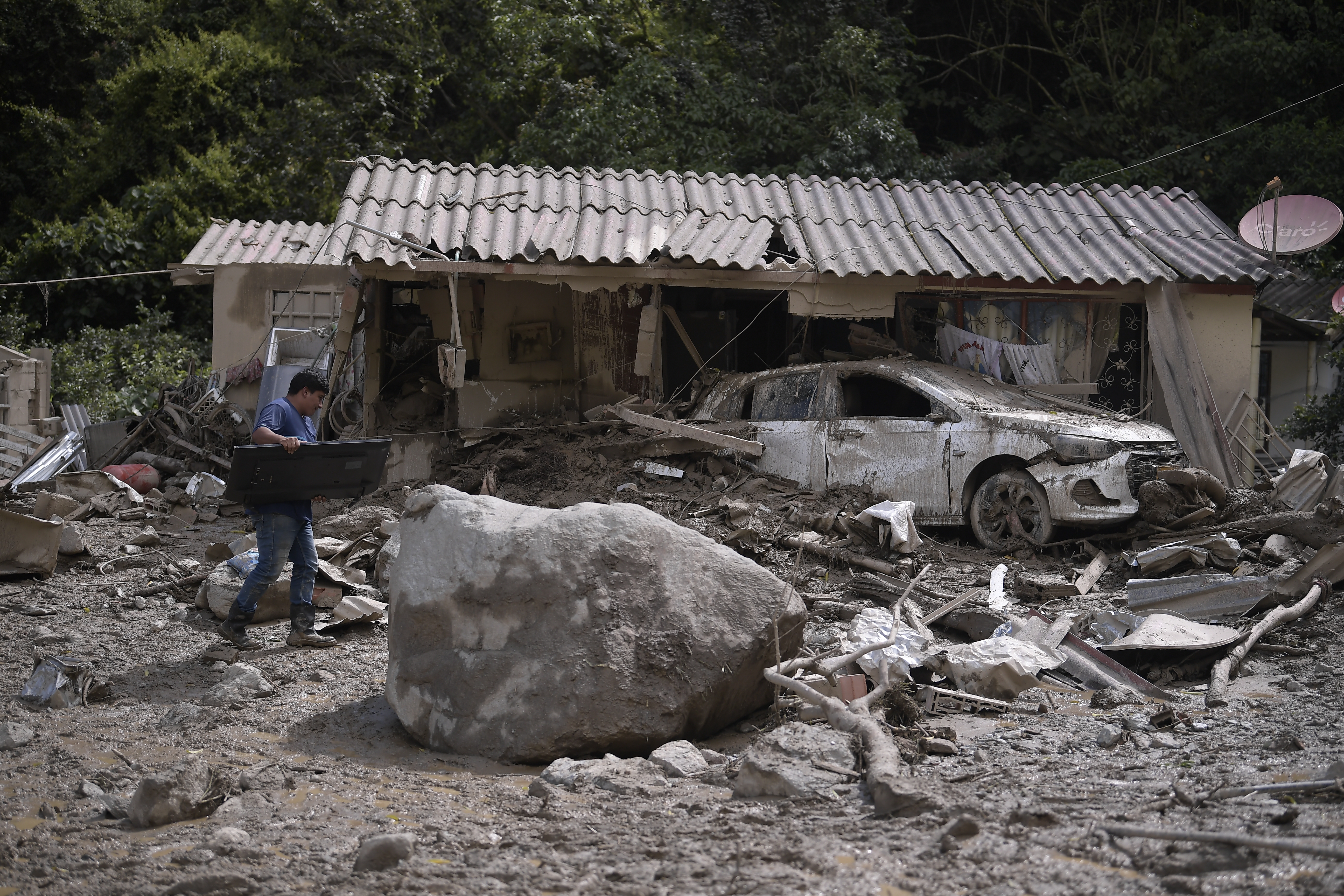 En la madrugada de este martes 18 de julio de 2023, una avalancha se presentó en la vereda Naranjal del municipio de Quetame, Cundinamarca, en inmediaciones del peaje del sector que comunica a Bogotá con Villavicencio.