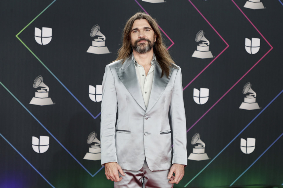 JUANES. El ganador a Mejor Álbum de Pop/Rock paso la alfombra con un traje satinado en tono plateado.