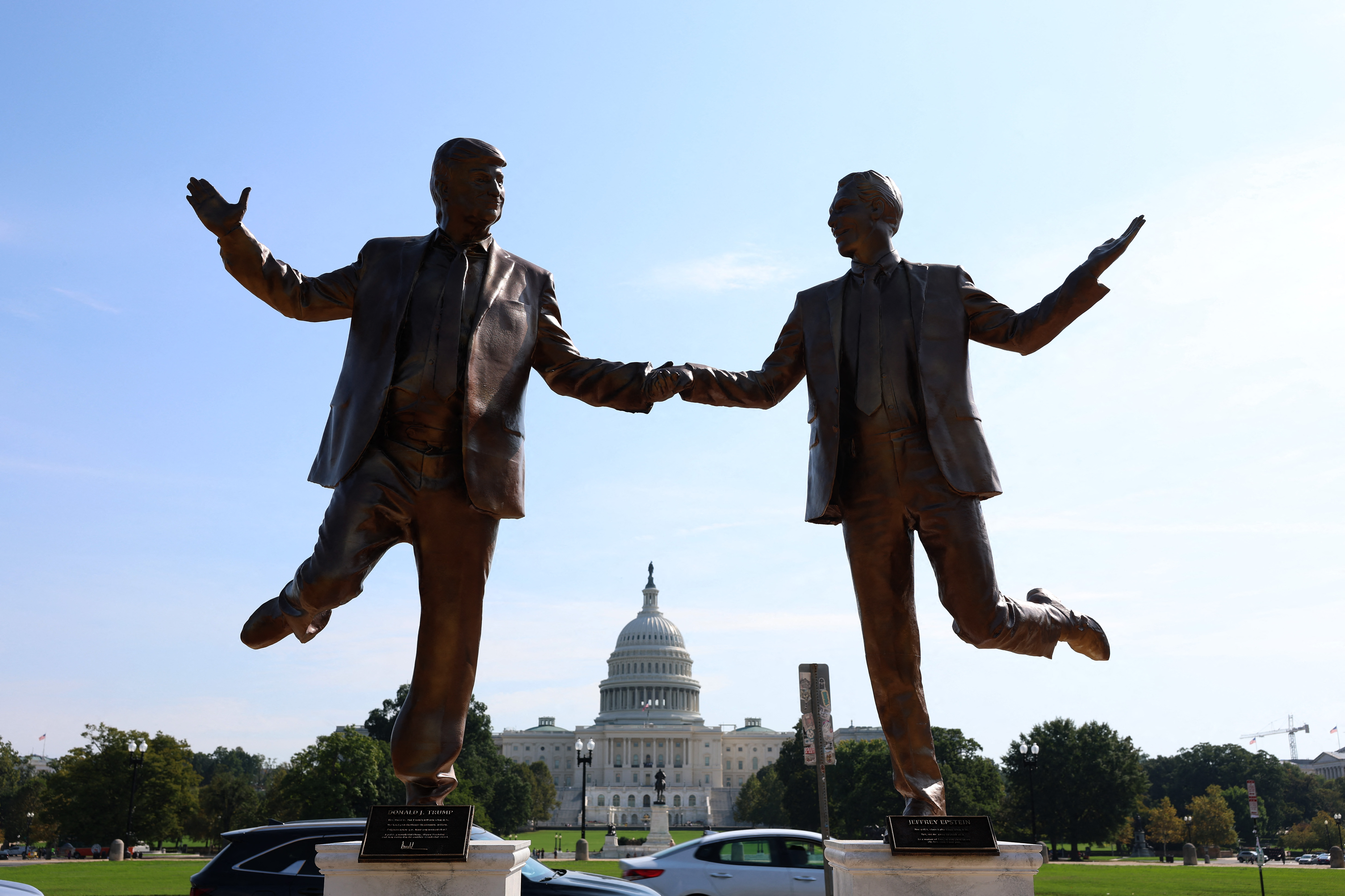 Retiran una estatua de Trump y Epstein tomados de la mano cerca del Capitolio de EE. UU.