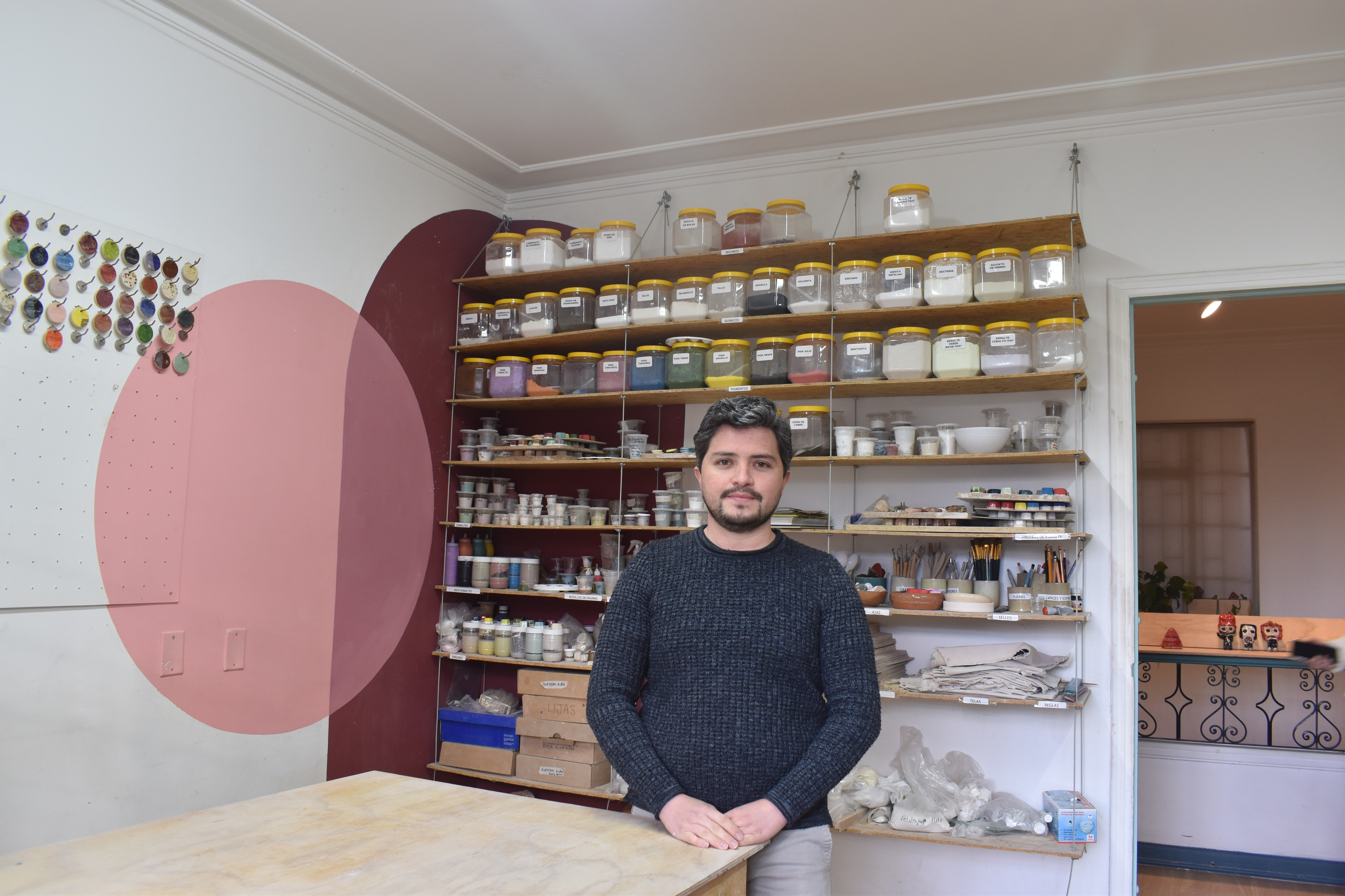 Una escuela taller que enaltece los oficios de la cerámica y la carpintería