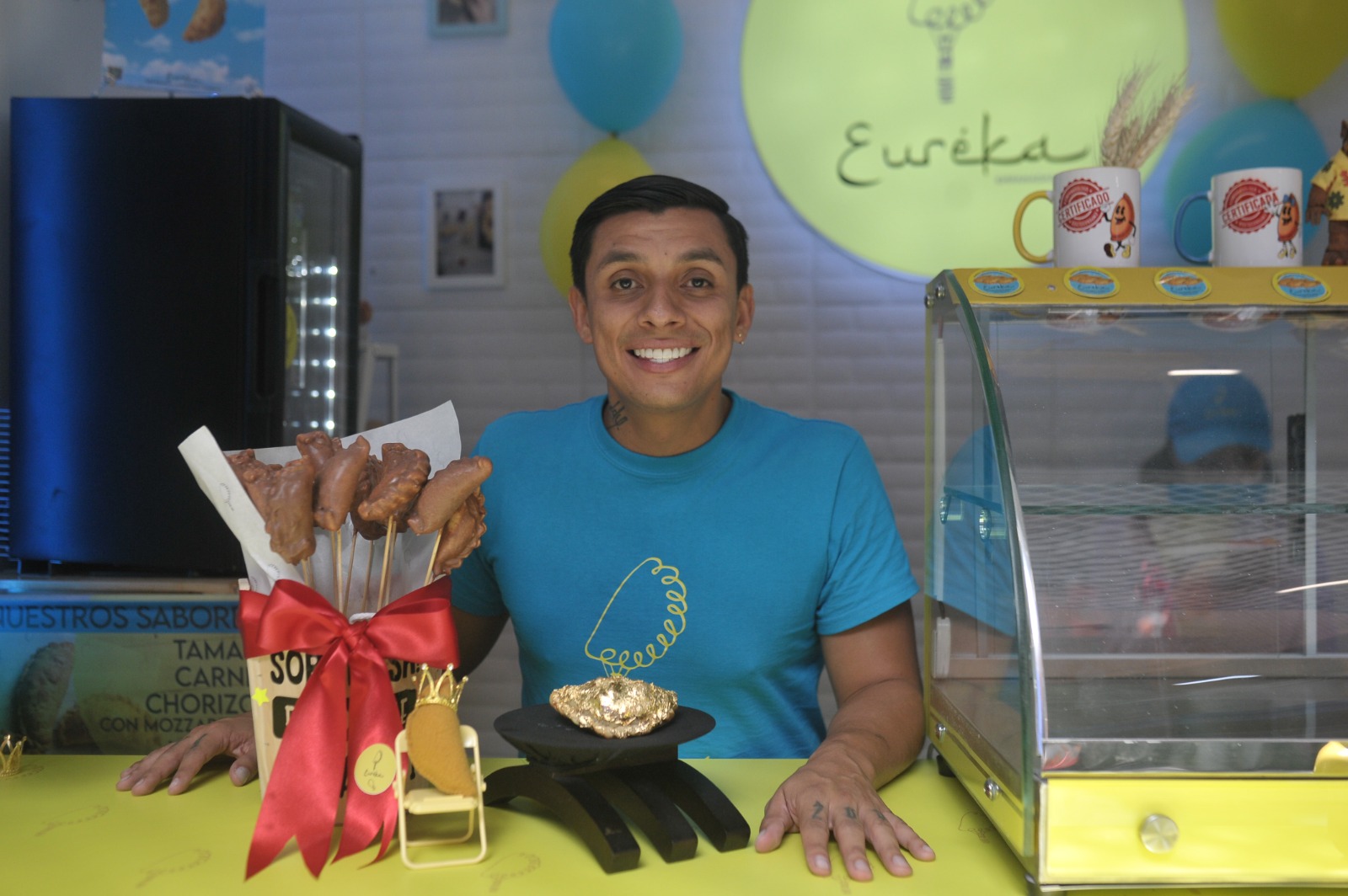 Con empanadas bañadas de chocolate, comerciantes del centro celebran San Valentín