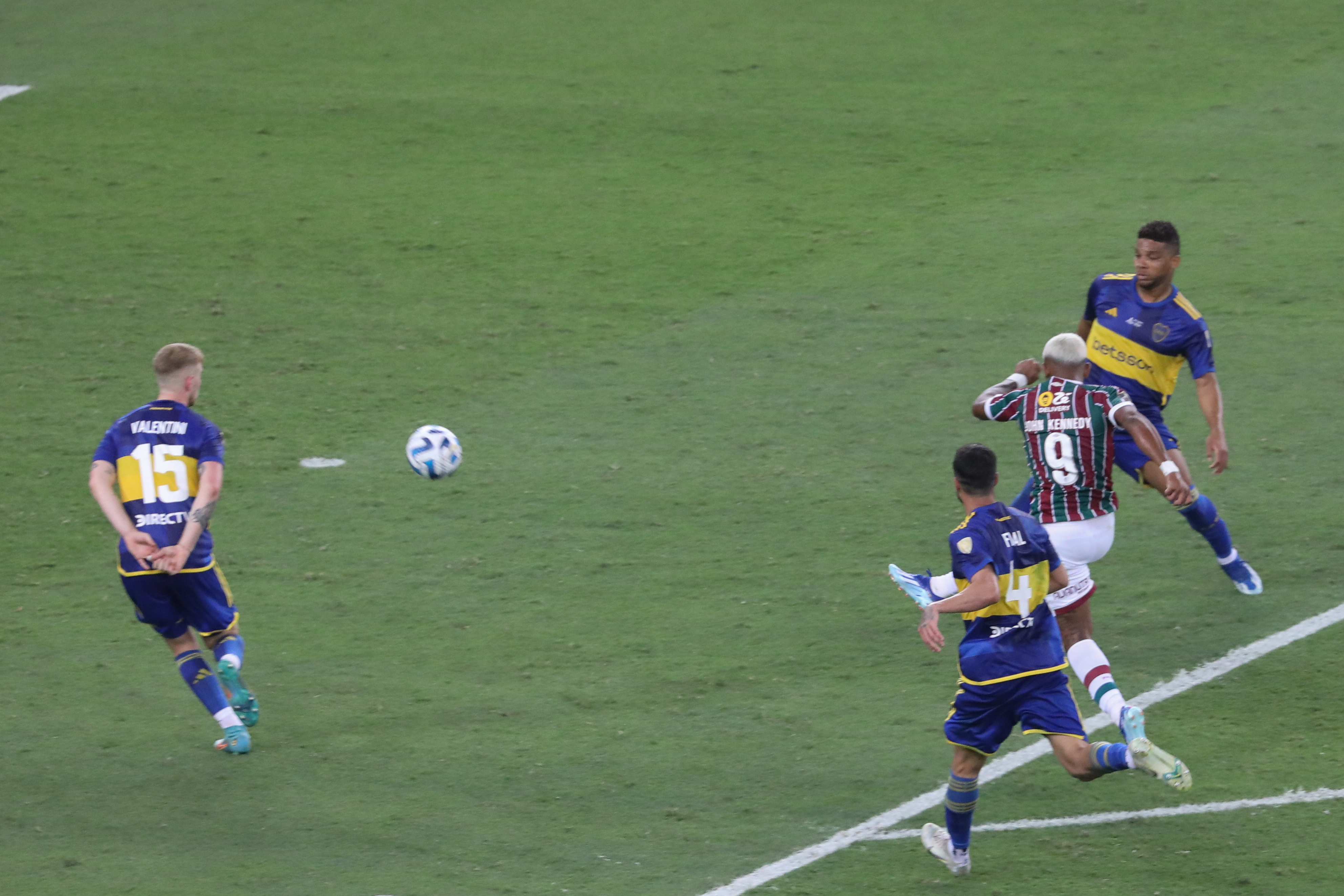 AME4088. RÍO DE JANEIRO (BRASIL), 04/11/2023.- John Kennedy (2-d)de Fluminense le pega aun balón para convertirlo en gol hoy, en un partido de la final de la Copa Libertadores entre  Boca Juniors y Fluminense en el estadio de Maracaná, en Rio de Janeiro (Brasil). EFE/ Fabio Motta