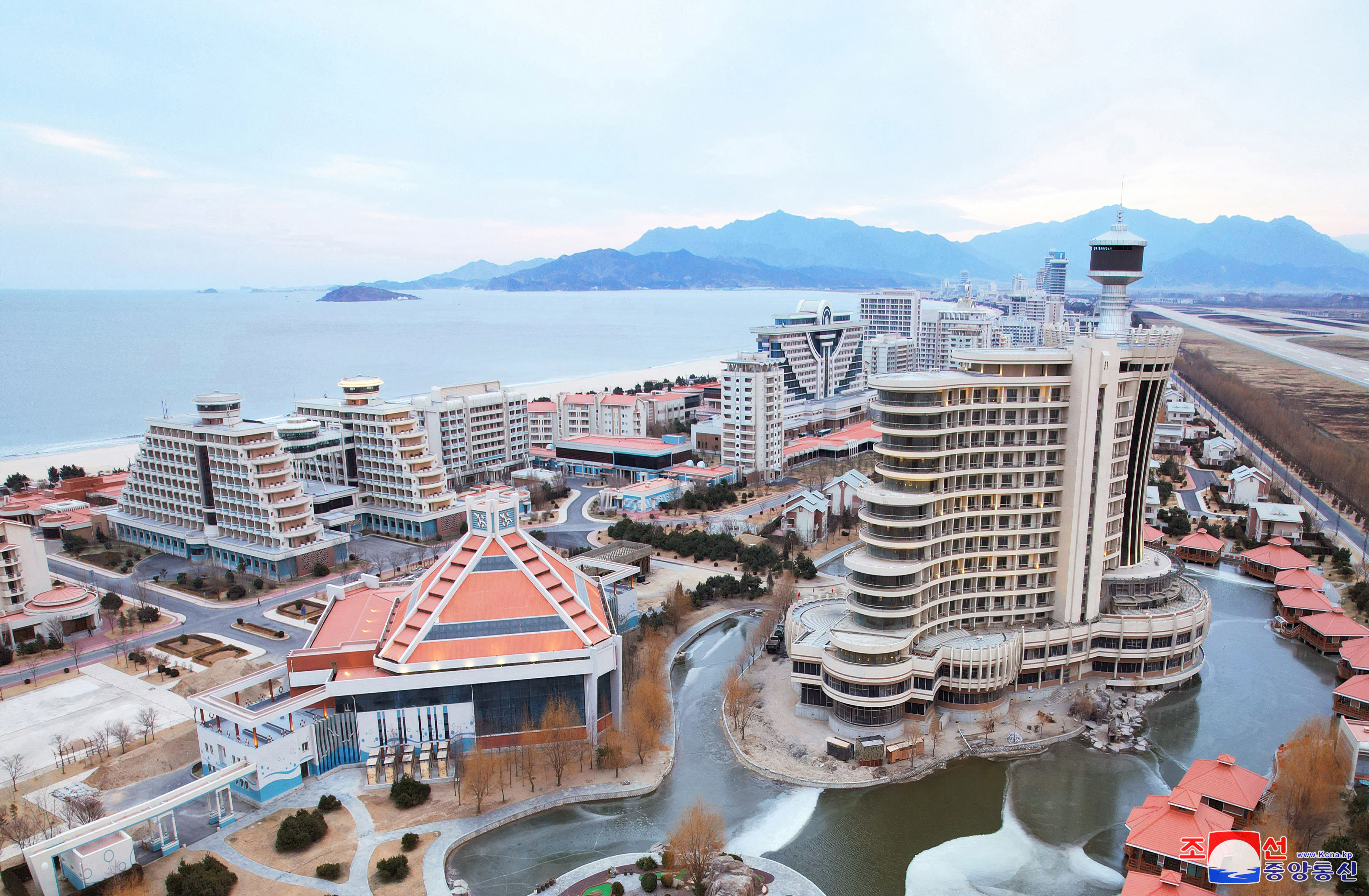 Corea del Norte presenta proyecto de complejo turístico frente al mar: así se ve