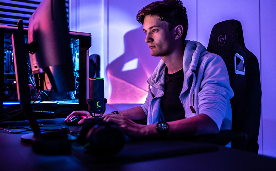 Este micrófono modelo JBL Quantum Stream Studio está hecho especialmente para apoyar las transmisiones en vivo de videojuegos.