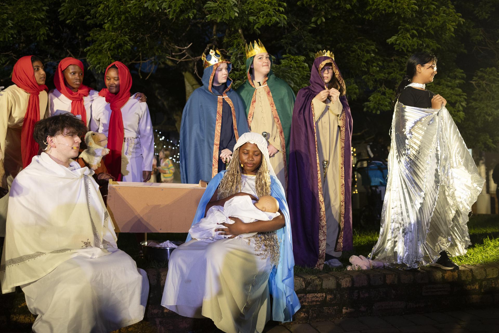 Johannesburg (South Africa), 21/12/2025.- Actors entertain the crowds during a modern interpretation of the Nativity scene at the annual 'Festival of Lights' at Joburg Zoo in Johannesburg, South Africa, 21 December 2025. The festival features massive animal-shaped light displays, ballet, dance performances, and a fairground. (Sudáfrica, Johannesburgo) EFE/EPA/KIM LUDBROOK