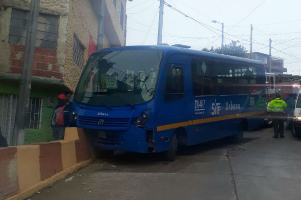 SITP chocó contra otro bus y dio a parar contra vivienda en vía a La Calera