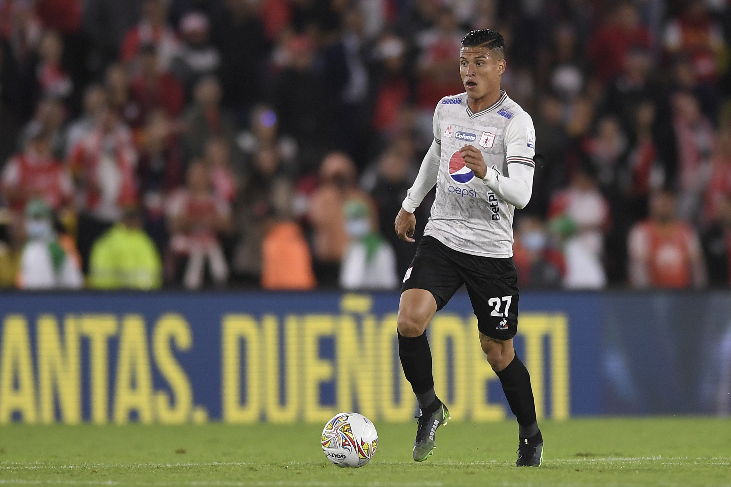 Futbolista colombiano, medio centro del América de Cali, en el partido ante Santa Fe por la quinta fecha de la Liga Betplay 2022-II.