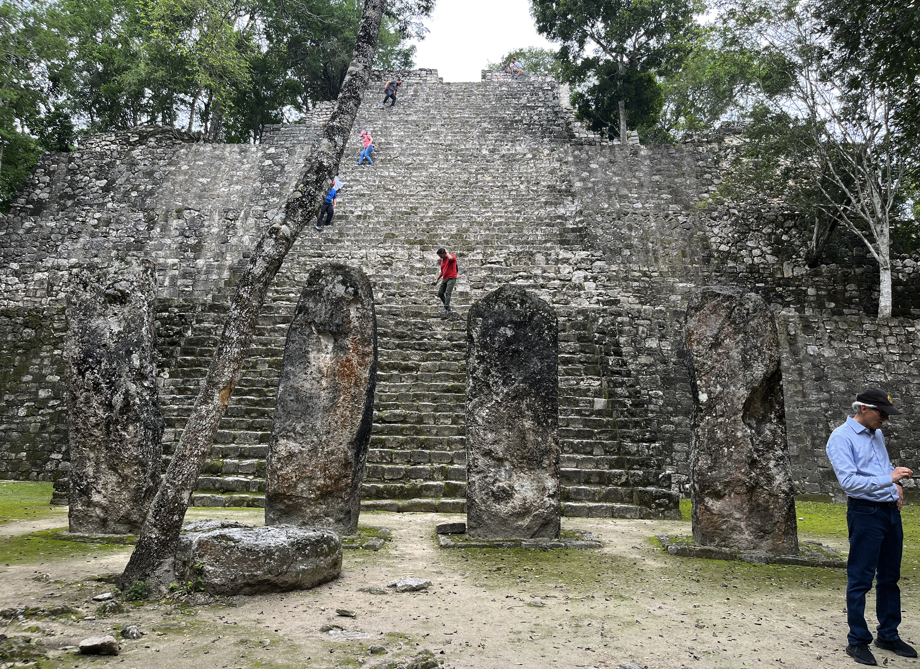 MEX4573. CALAKMUL (MÉXICO), 28/07/2024.- Turistas recorren parte de los palacios de la zona arqueológica de Calakmul, en Campeche (México). La zona arqueológica de Calakmul, ubicada en el corazón de la Reserva de la Biosfera de Calakmul, Campeche, en el sur de México, despierta el interés del mundo que desea conocer los secretos de la Dinastía K´aan o Reino de la Cabeza de Serpiente. EFE/Martha López