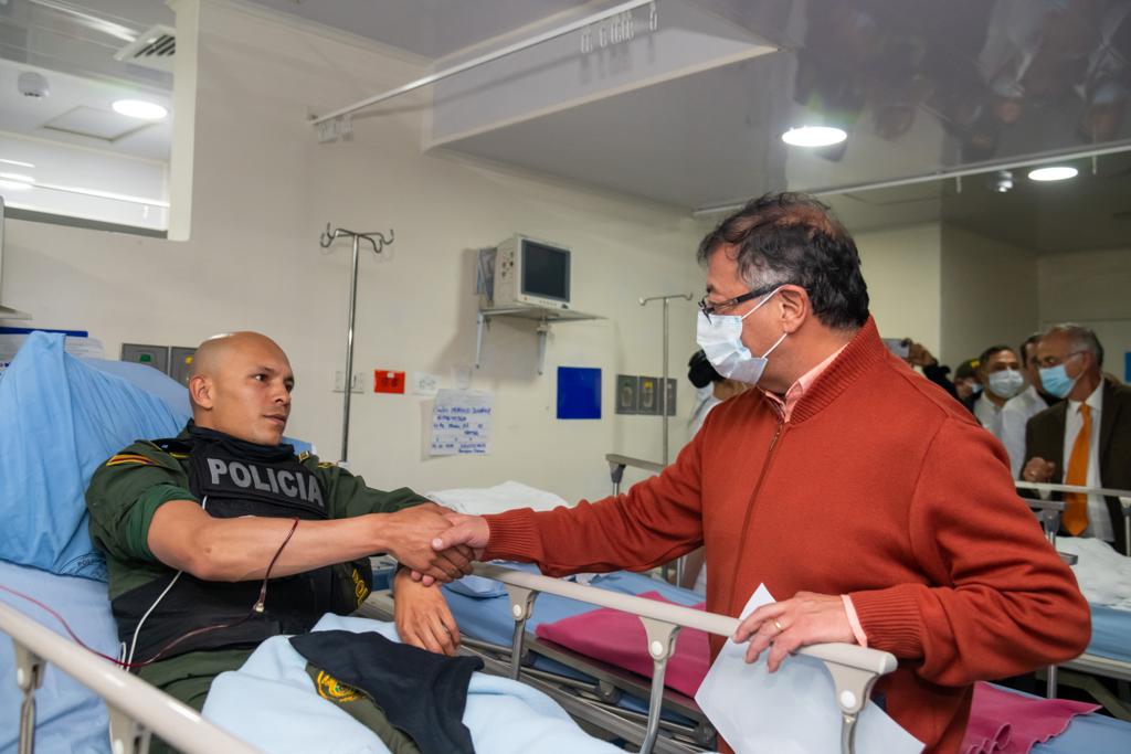 “Nunca será protesta la agresión a un policía”: Petro visitó a uniformados heridos