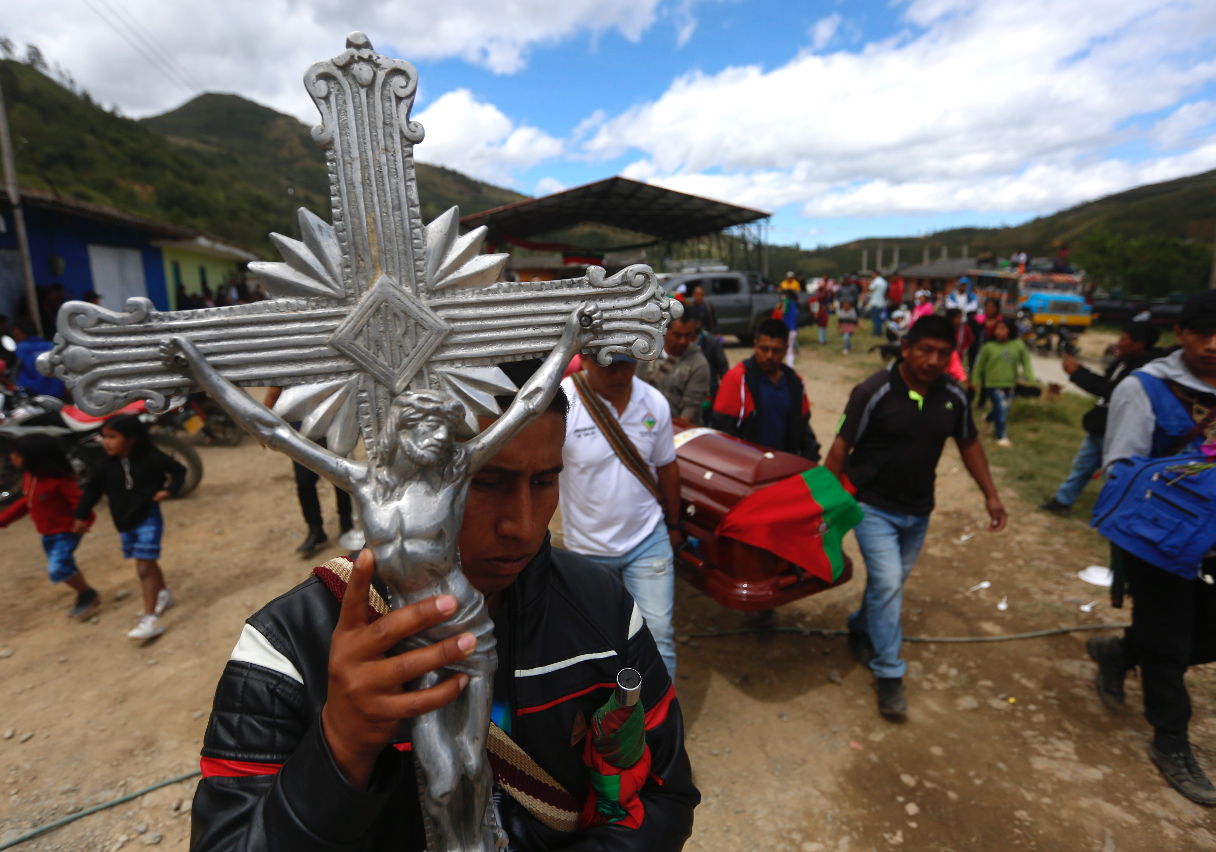 Entre lágrimas despidieron a líder indígena asesinado en Caldono