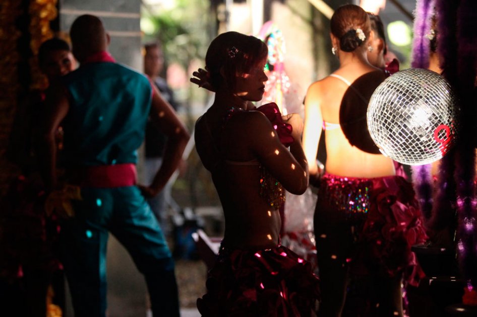 Bailarines ensayando durante la filmación de una escena de la coproducción colomboespañola "Ciudad Delirio".
