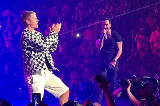 Justin Bieber olvida letra de «Despacito» en concierto y se la inventa
