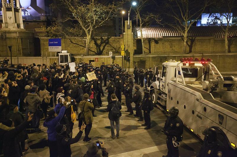 83 detenidos en Nueva York por protestas tras no imputación de policía por muerte de afroamericano