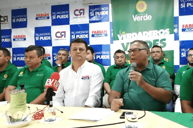 Jorge Nieves, con el micrófono, durante el anuncio de la adhesión de un sector de los verdes a la candidatura de Fabián Torres. / Cortesía