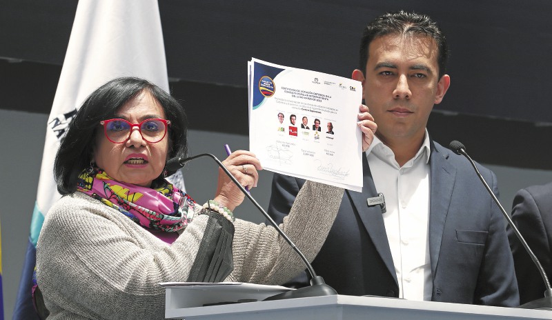El registrador Alexánder Vega ha dicho que no hay razón para renunciar y que las garantías electorales existen. / EFE