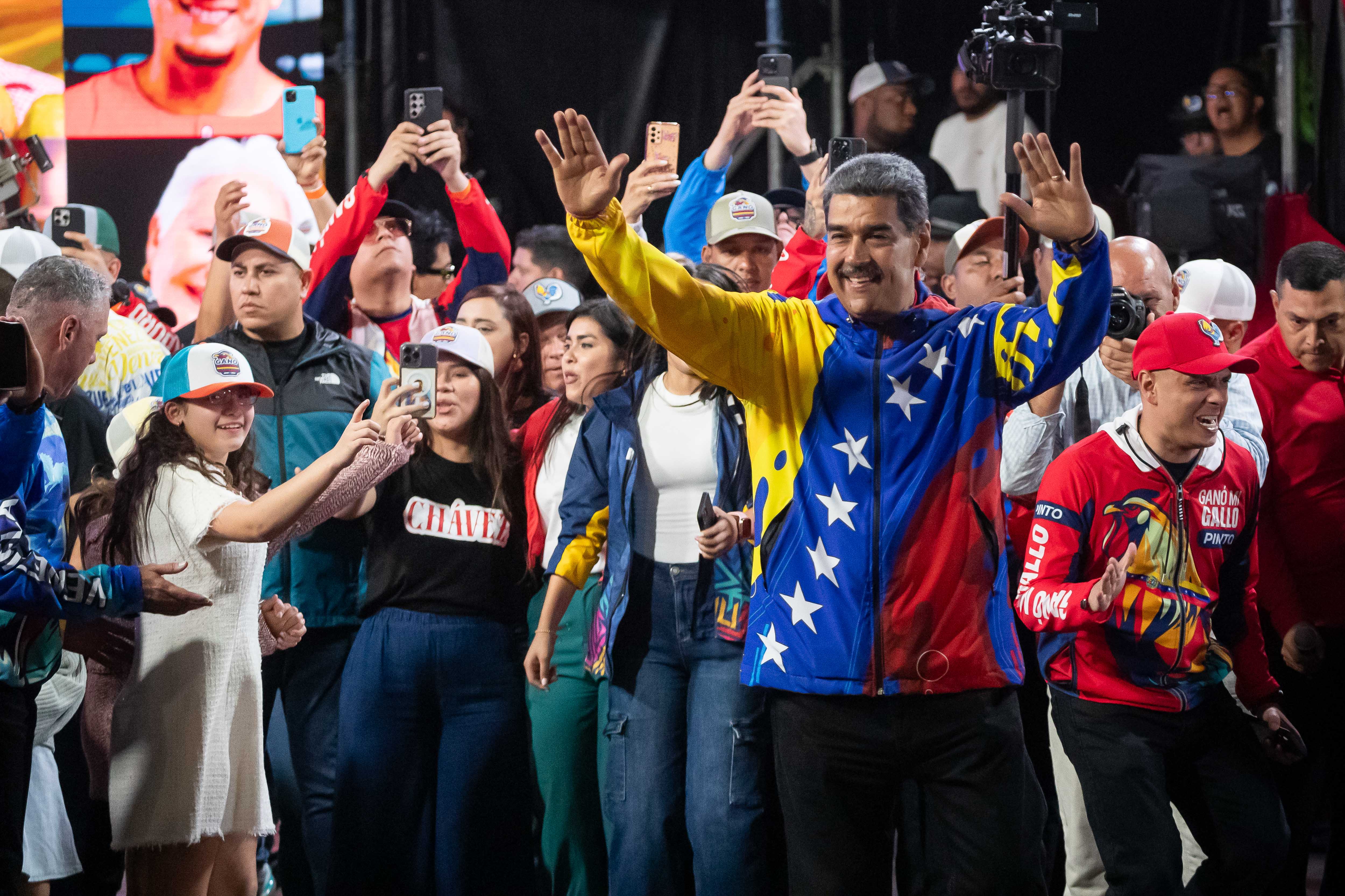 CARACAS (VENEZUELA), 27/09/2024.- Fotografía de archivo del 29 de julio del 2024 donde se observa al presidente de Venezuela, Nicolás Maduro, celebrando tras conocer los resultados de las elecciones presidenciales del pasado 28 de julio, en Caracas (Venezuela). La crisis política en Venezuela persiste dos meses después de unas presidenciales en las que el chavismo y la oposición mayoritaria reivindican la victoria, mientras el Consejo Nacional Electoral (CNE), que proclamó ganador a Nicolás Maduro, sigue sin publicar los resultados desagregados, como contempla el cronograma oficial. EFE/ Ronald Peña R. ARCHIVO
