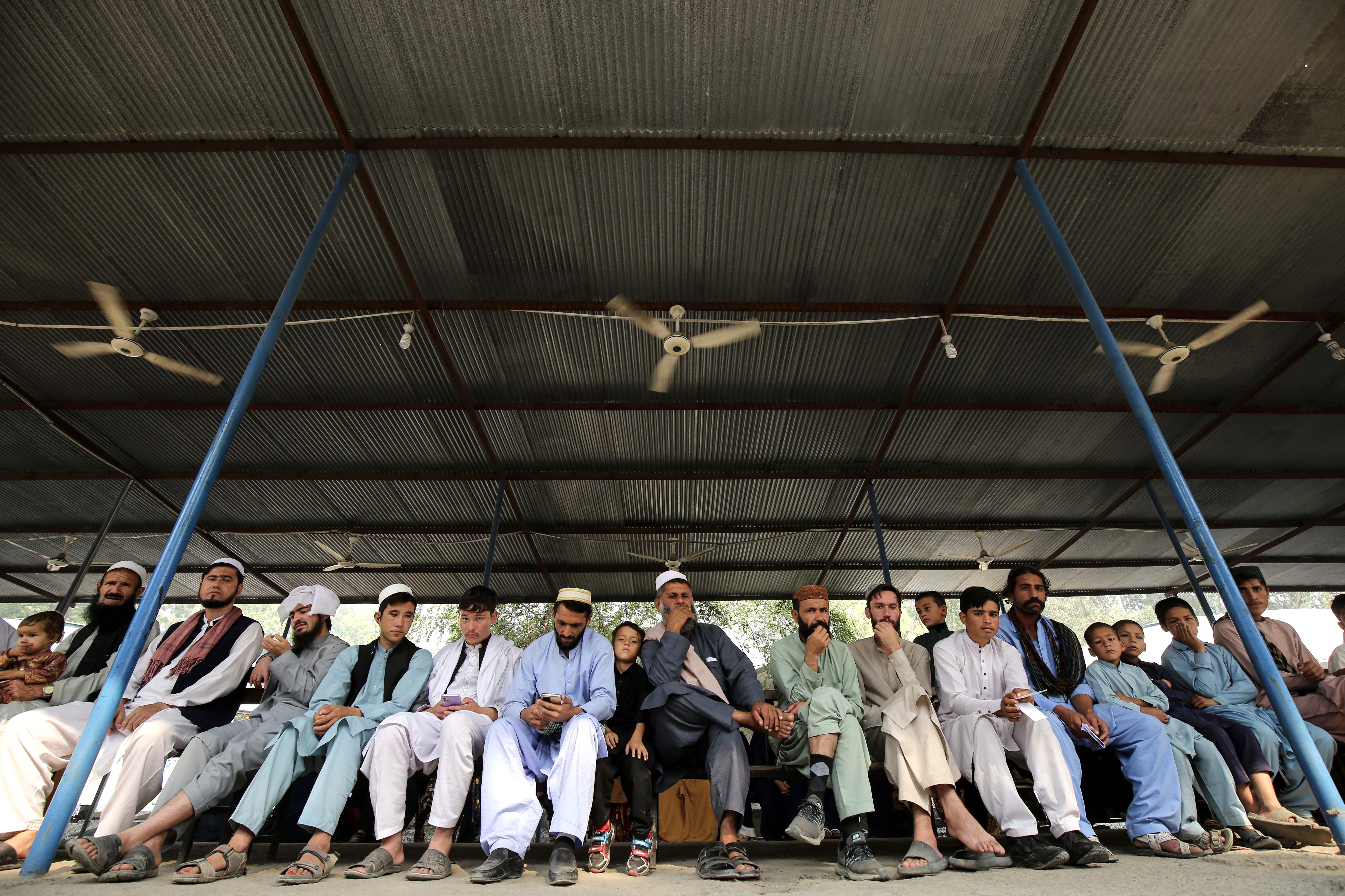 Éxodo de afganos en Pakistán ya supera el medio millón de personas