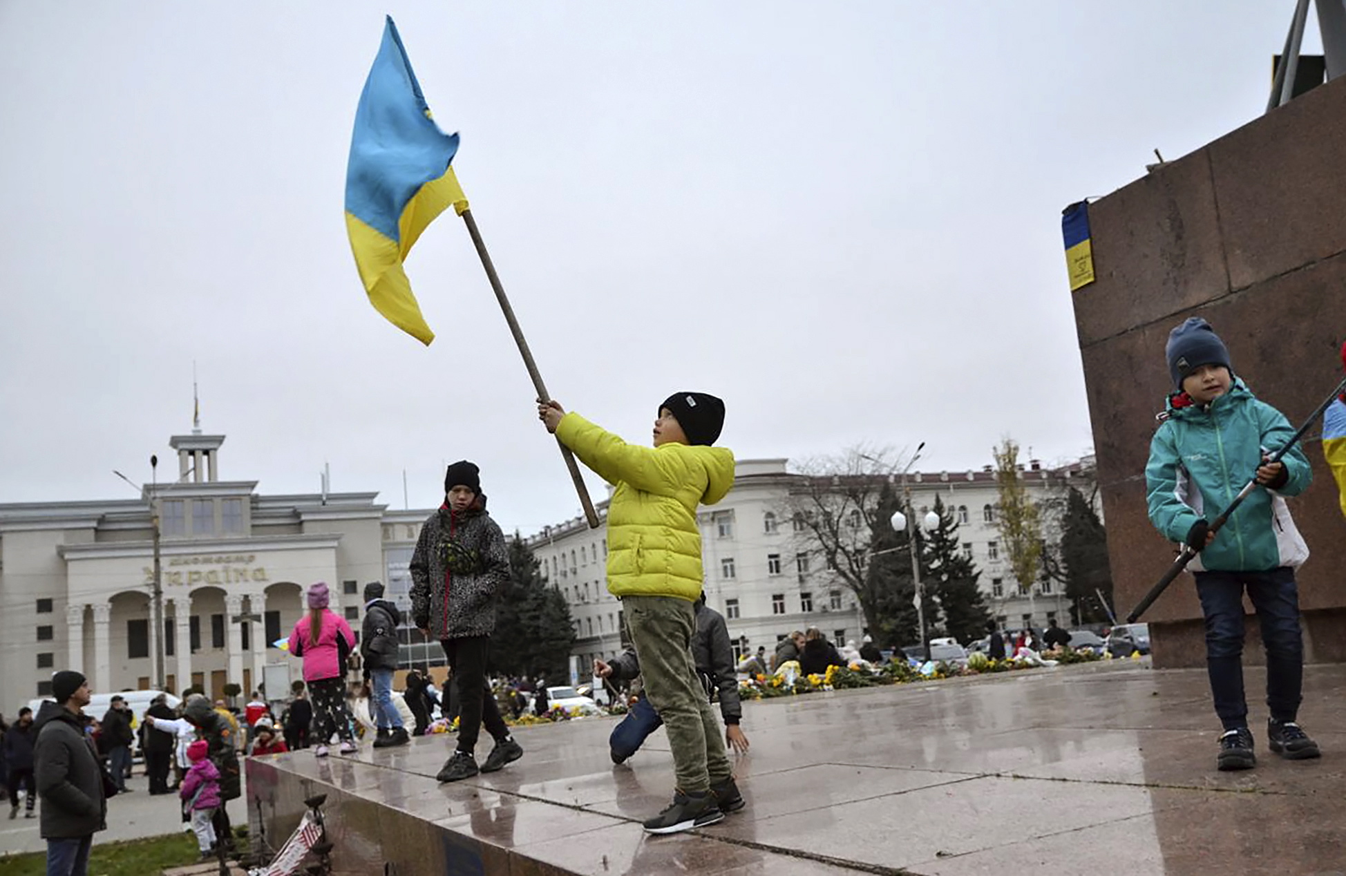 Kherson (Ukraine), 13/11/2022.- Children wave Ukrainian flags at the main square in the recently recaptured city of Kherson, Ukraine, 13 November 2022. Ukrainian troops arrived in Kherson on 11 November following the Russian troops' withdrawal from the city. Russian troops entered Ukraine on 24 February 2022 starting a conflict that has provoked destruction and a humanitarian crisis. (Rusia, Ucrania) EFE/EPA/IVAN ANTYPENKO