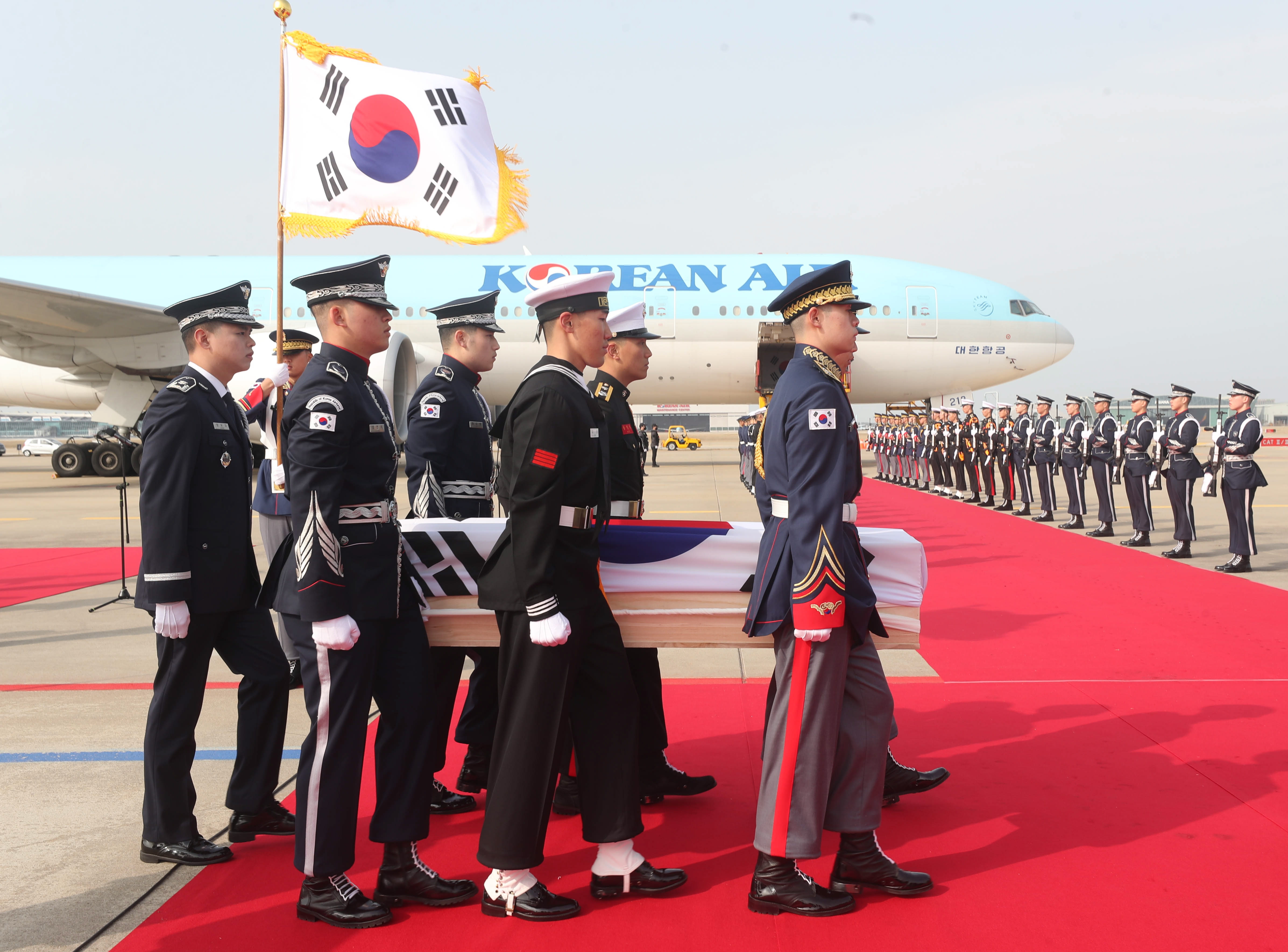 Incheon (Korea, Republic Of), 10/04/2023.- The remains of the late Korean independence fighter Hwang Ki-hwan arrive at Incheon International Airport, in Incheon, South Korea, 10 April 2023, returning home 100 years after he died in New York in 1923. His remains, which had been buried in Mount Olivet Cemetery in New York, will be laid to rest at the National Cemetery in Daejeon, 140 kilometers south of Seoul. Hwang, a Korean-born American soldier who served as a diplomat in Paris and London from 1919 to 1921, worked toward Korea's independence from Japanese colonial rule (1910-45). Hwang inspired the hit South Korean TV series 'Mr. Sunshine' (2018). (Japón, Corea del Sur, Londres, Nueva York, Seúl) EFE/EPA/YONHAP / POOL SOUTH KOREA OUT