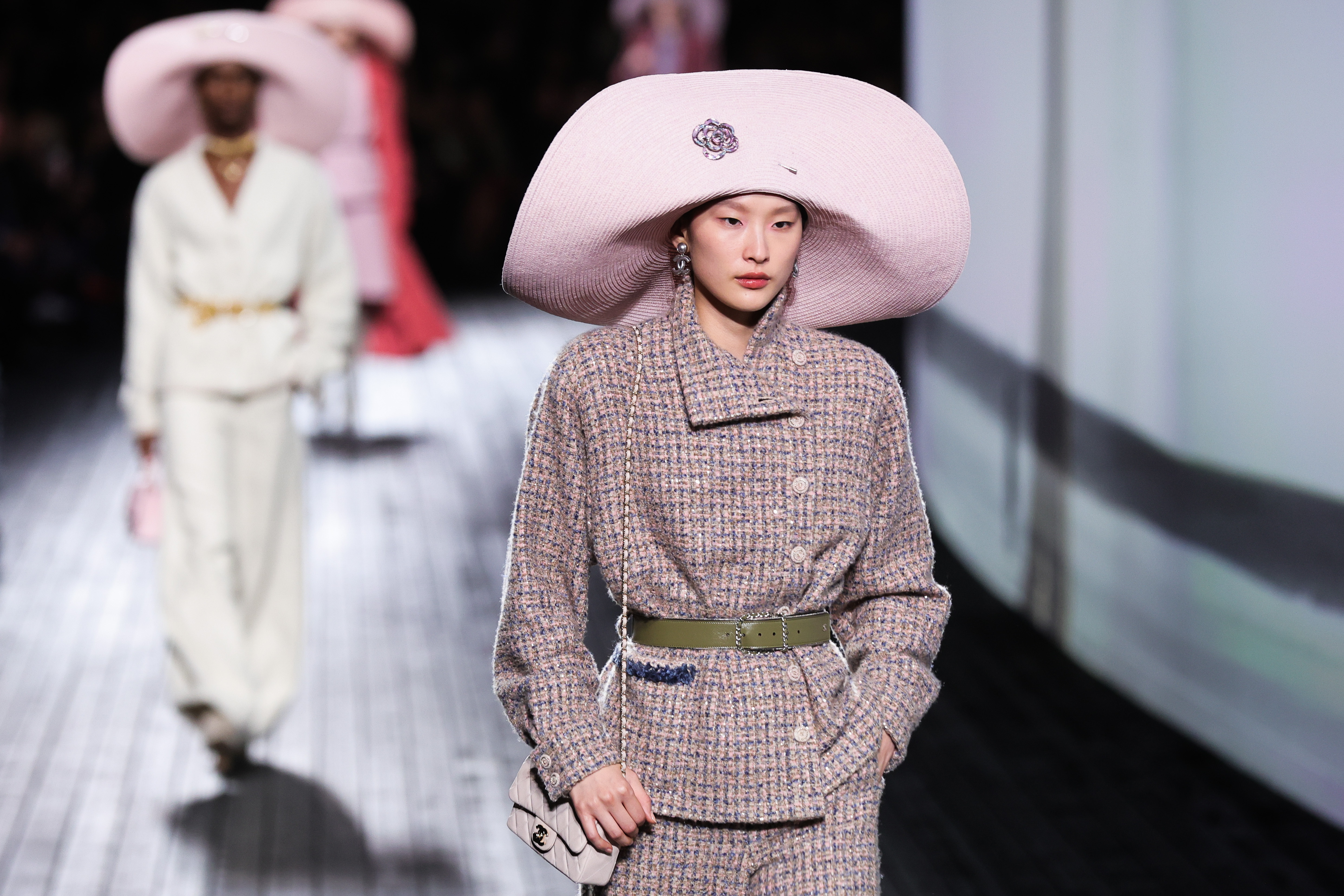 Paris (France), 05/03/2024.- A model presents a creation from the Fall/Winter 2024/2025 Womenswear Collection by Chanel during the Paris Fashion Week, in Paris, France, 05 March 2024. The presentation of the Women's collections runs from 25 February to 5 March 2024. (Moda, Francia) EFE/EPA/TERESA SUAREZ
