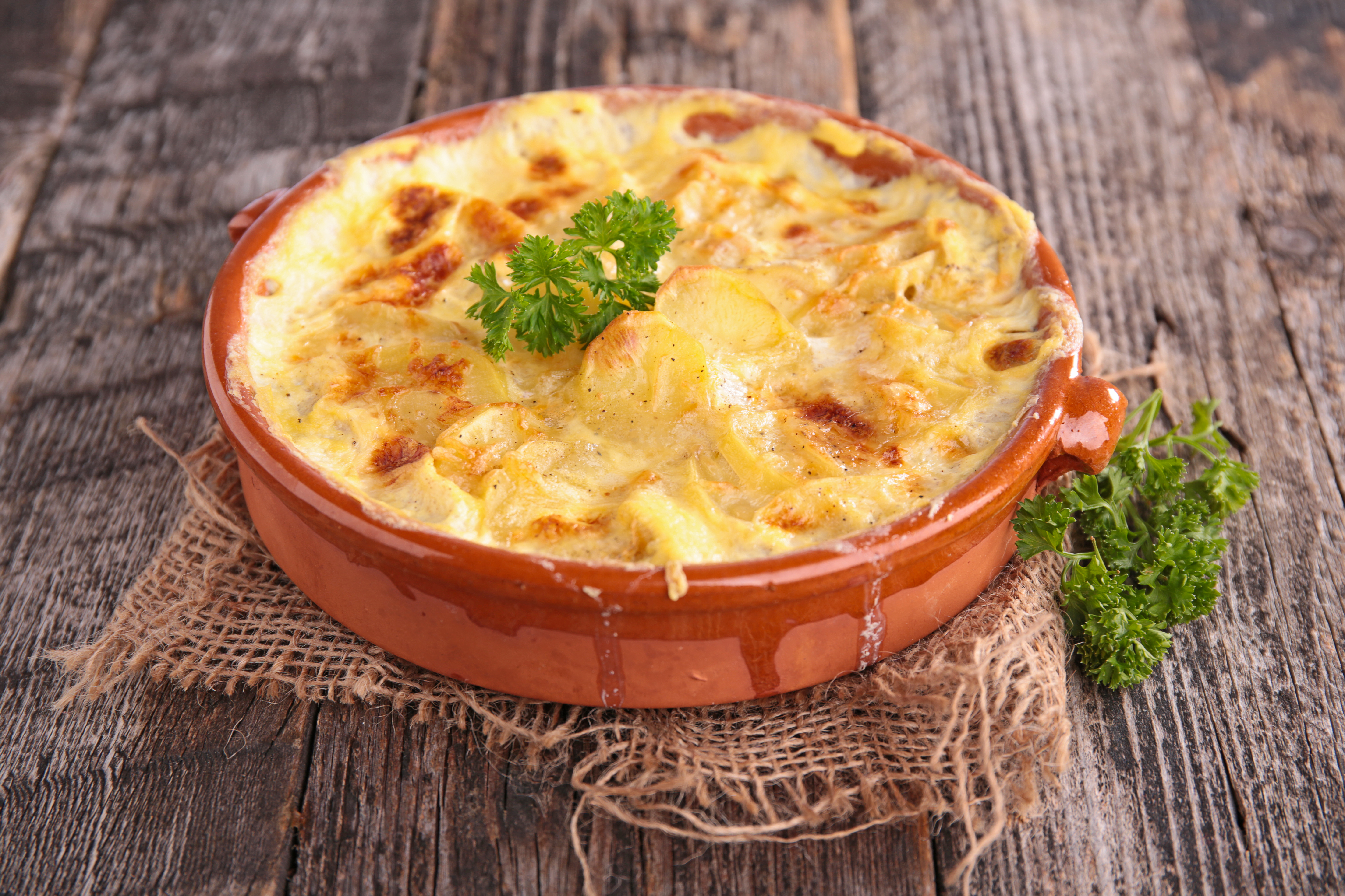 Esta es la receta para preparar unas ricas papas a la boloñesa