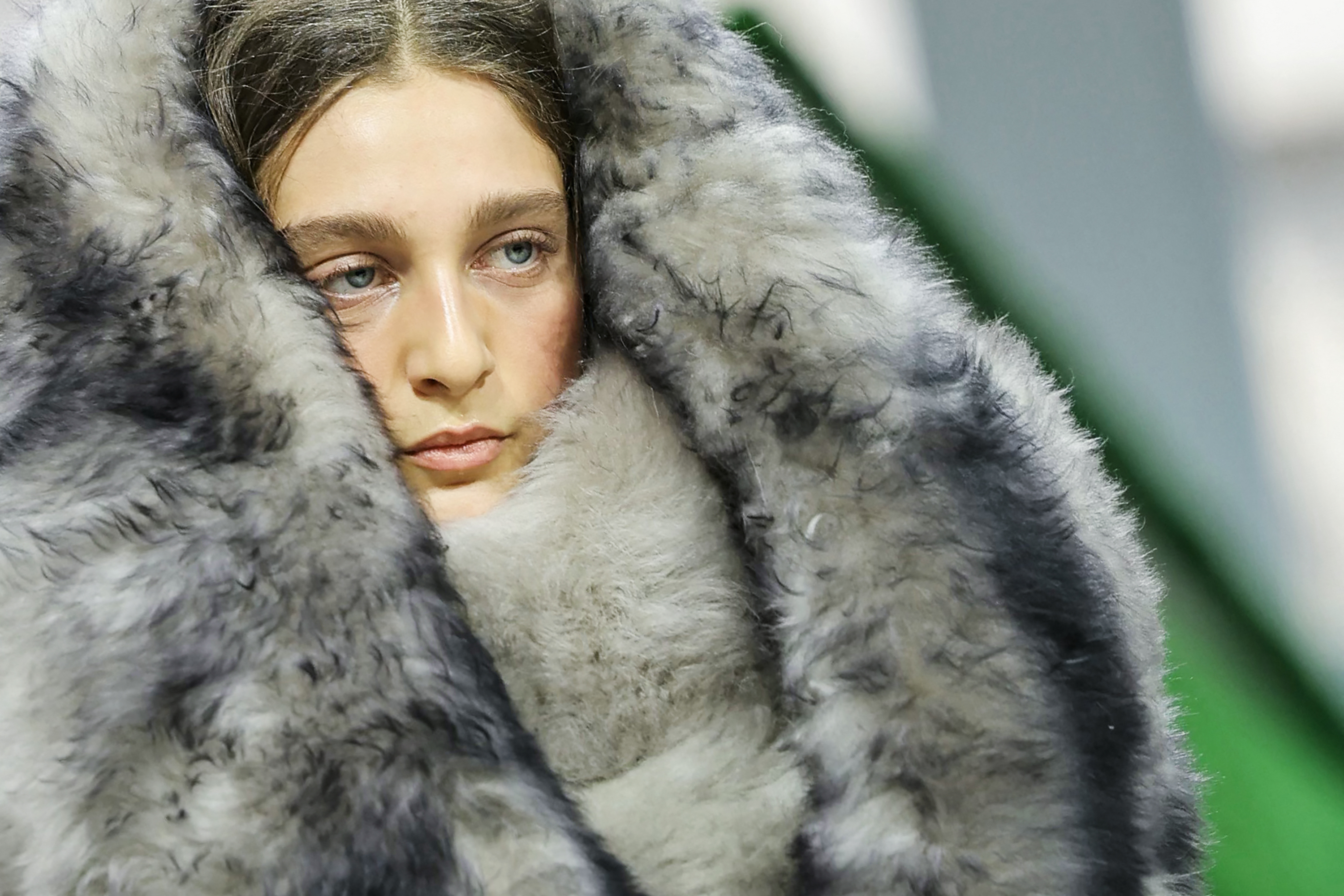 Los abrigos y capas de gran volumen marcaron la apertura visual de la colección otoño-invierno 2026-27 de Louis Vuitton.