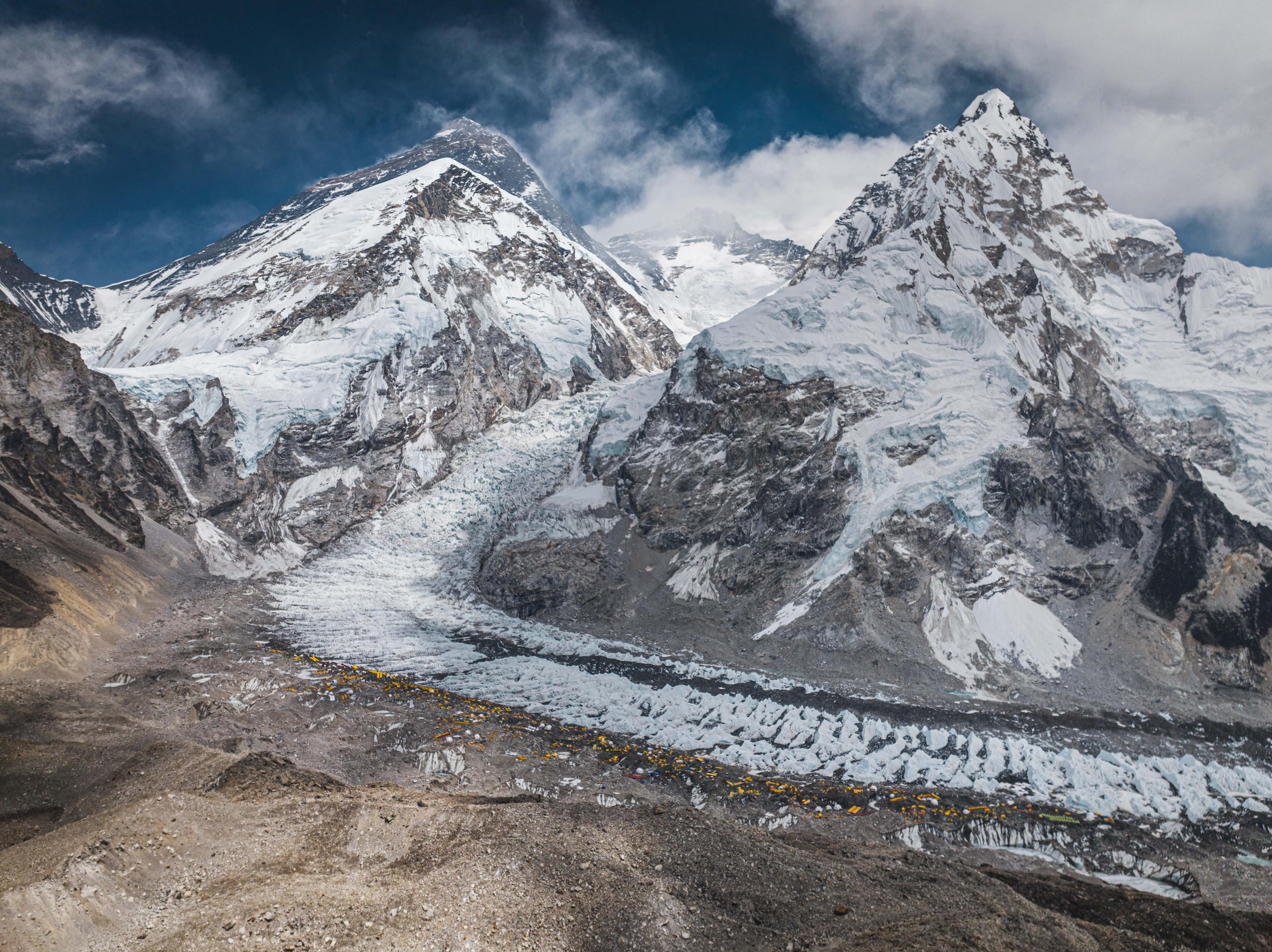 Monte Everest (Nepal), 30/04/2024.- Vista de las tiendas de campaña instaladas en un glaciar en un campamento base en el Monte Everest, a 5,364 m sobre el nivel del mar, del Monte Everest en Nepal, el 30 de abril de 2024 (publicado el 12 de mayo de 2024). Según Seven Summit Trek, el escalador nepalés Kami Rita Sherpa batió su propio récord el 12 de mayo de 2024 tras escalar con éxito el Monte Everest por 29ª vez. EFE/SEVEN SUMMIT TREK / ***SOLO USO EDITORIAL/SOLO DISPONIBLE PARA ILUSTRAR LA NOTICIA QUE ACOMPAÑA (CRÉDITO OBLIGATORIO)***