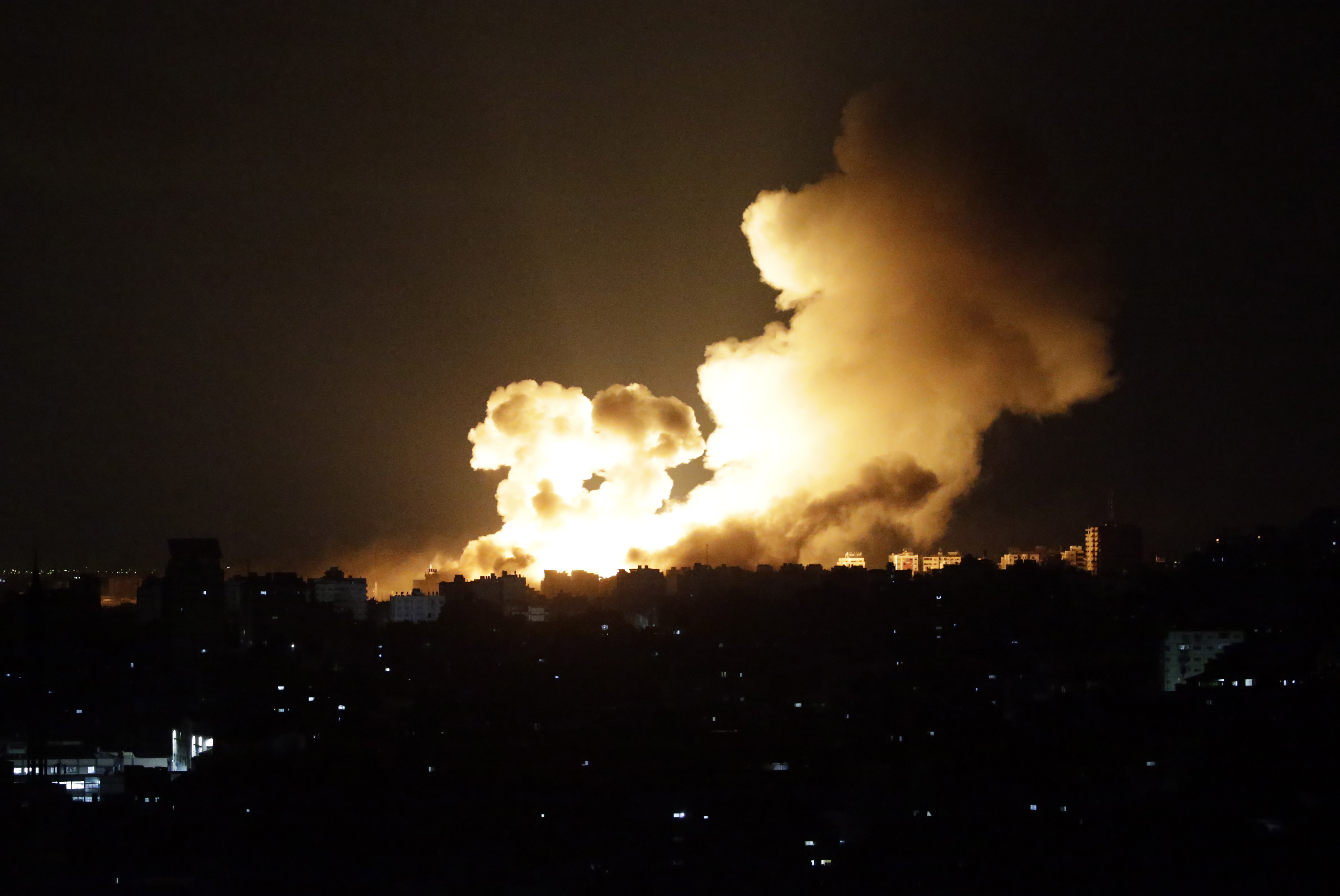 Gaza (---), 10/10/2023.- Smoke rises following an Israeli air strike in Al-Ramal neigbourhood in Gaza City on, 10 October 2023. At least 900 people have been killed and around 4,500 have been injured, according to the Palestinian Ministry of Health, after Israel started bombing the Palestinian enclave in response to an attack carried out by the Islamist movement Hamas on 07 October. More than 3,000 people, including 1,500 militants from Hamas, have been killed and thousands injured in both Gaza and Israel since 07 October, according to Israeli military sources and Palestinian officials. EFE/EPA/MOHAMMED SABER