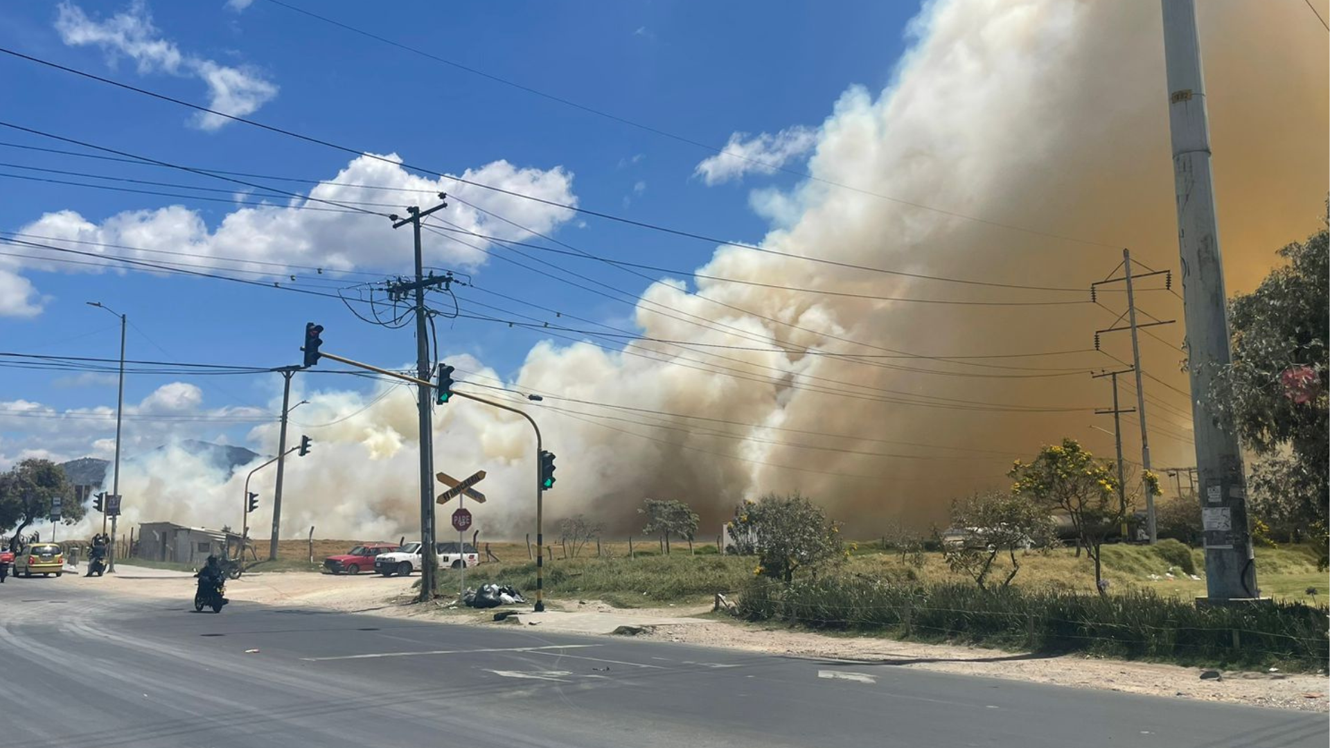 Bomberos atienden varios incendios forestales en Bogotá