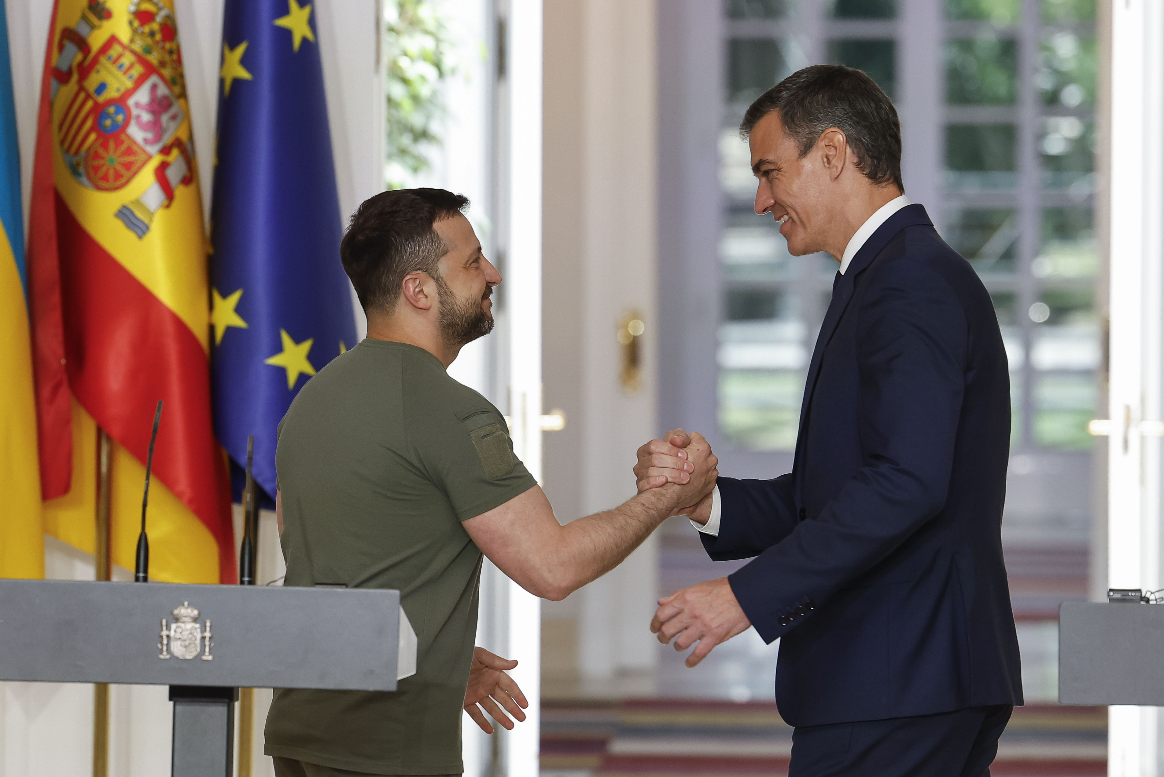 MADRID, 27/05/2024.- El presidente del gobierno español, Pedro Sánchez (d), y el presidente de Ucrania, Volodímir Zelenski, estrechan sus manos al término de la rueda de prensa que ofrecieron después de firmar el "Acuerdo de Cooperación en materia de Seguridad entre España y Ucrania" este lunes en el palacio de La Moncloa en Madrid. EFE/ Chema Moya