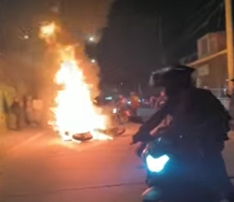 La comunidad intentó agredir a los dos asaltantes. La Policía intercedió.