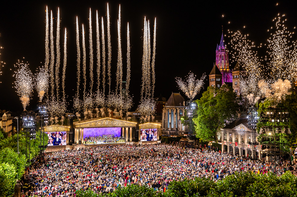 Los asistentes al concierto disfrutan de un espectáculo de fuegos artificiales en la segunda mitad del concierto.