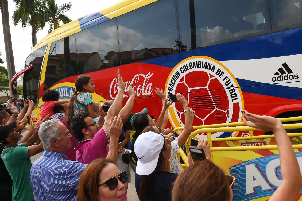 Este es el bus que transporta a los jugadores de la selección Colombia de fútbol, el producto comercial más importante del país. / AFP