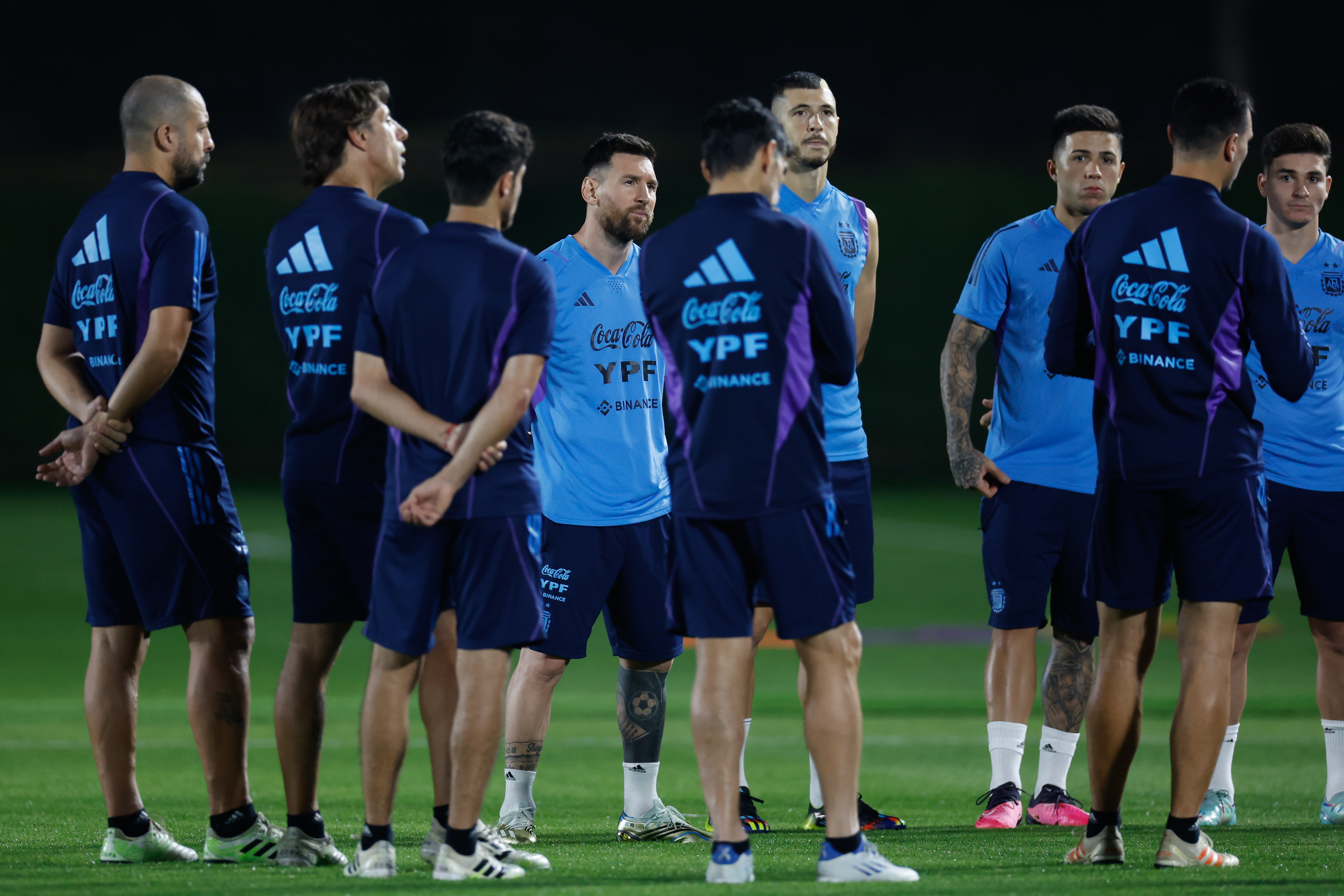 DOHA, 05/12/2022.- El delantero de Argentina Lionel Messi (c) participa en un entrenamiento de su selección en Doha (Catar) este lunes, para preparar el próximo partido de Cuartos de final frente a Países Bajos. EFE/Juan Ignacio Roncoroni
